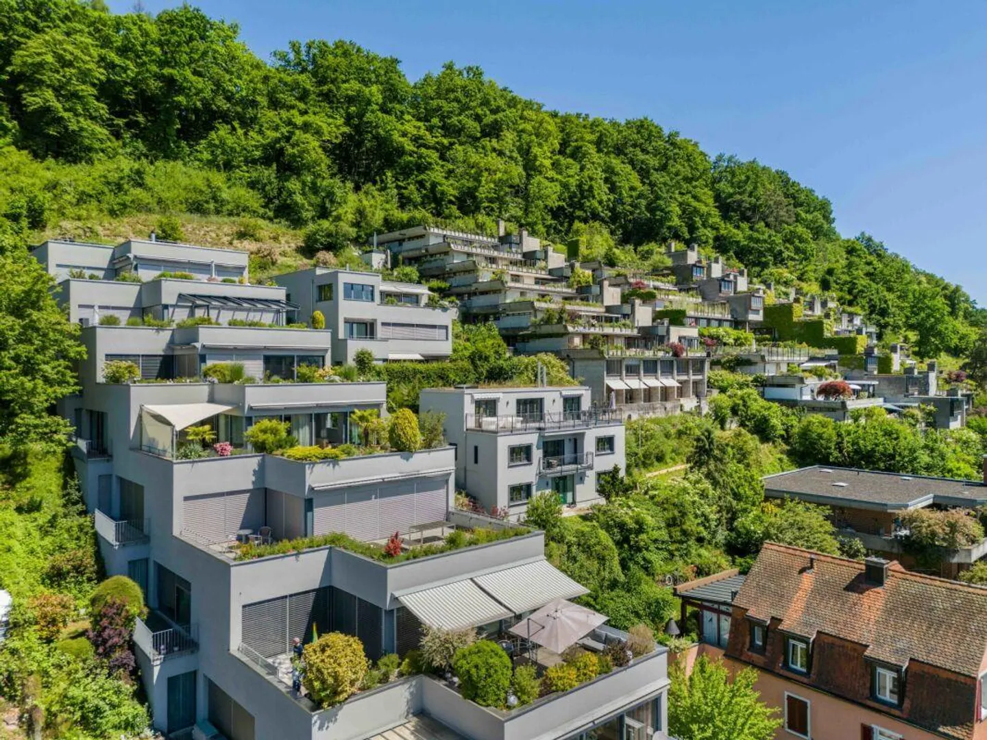 RISERVATO. Casa a terrazza ben tenuta di 5,5 stanze, altezza dei locali 2,80 metri, sul Bruggerberg con la migliore vista panoramica - Foto 2 di 22