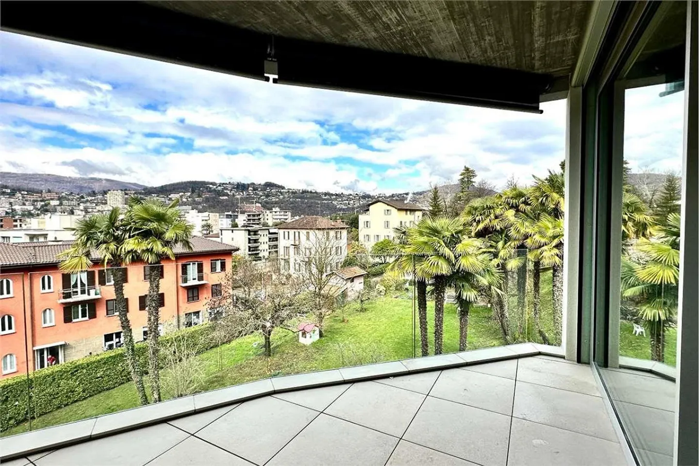 Élégants 2,5 pièces avec vue sur la verdure et terrasse - Photo 1 sur 9