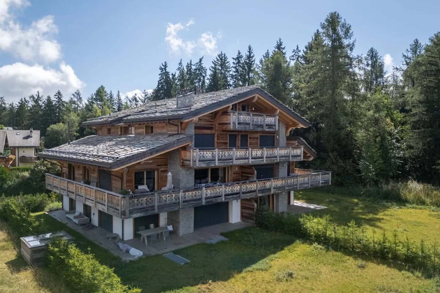 Luxuriöse Gartenwohnung am Rande des Golfplatzes in Crans-Montana - Foto 1 von 7