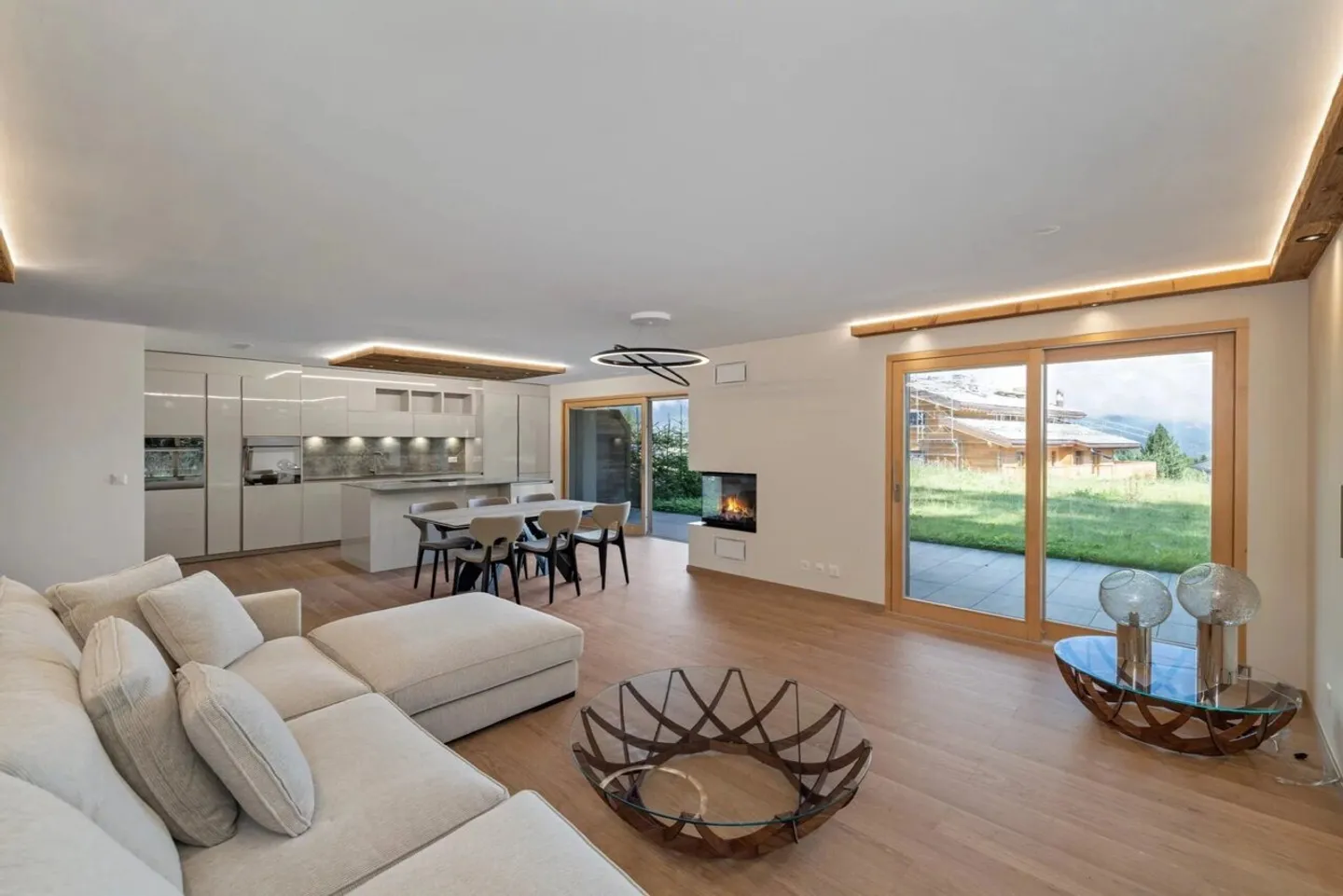 Luxuriöse Gartenwohnung am Rande des Golfplatzes in Crans-Montana - Foto 3 von 7