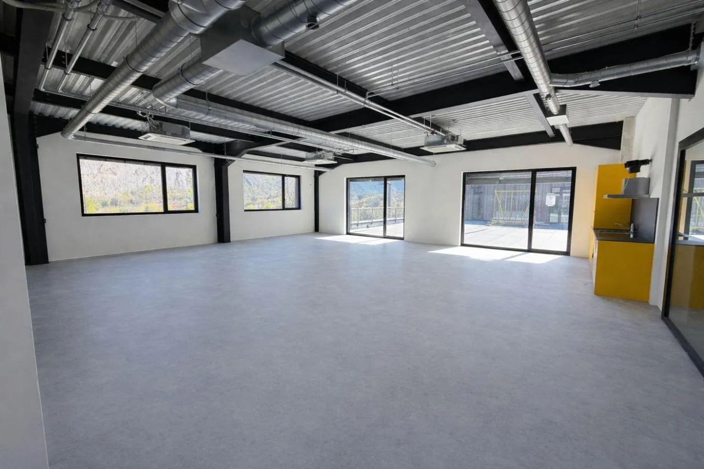 New Commercial Space in Minergie P - Photo 3 of 3