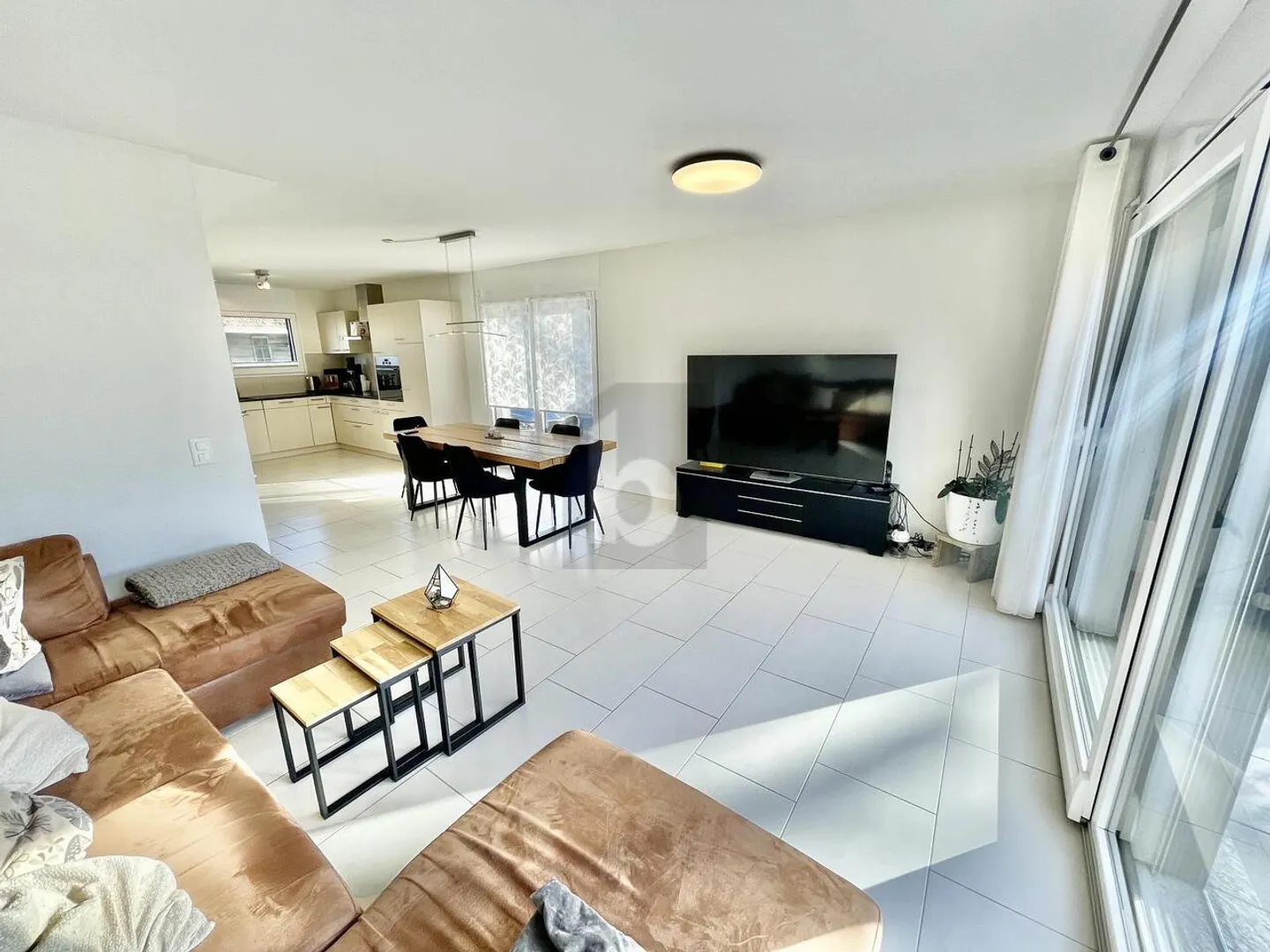 MAGNIFICENT SPACIOUS HOUSE WITH GARDEN - Photo 4 of 6