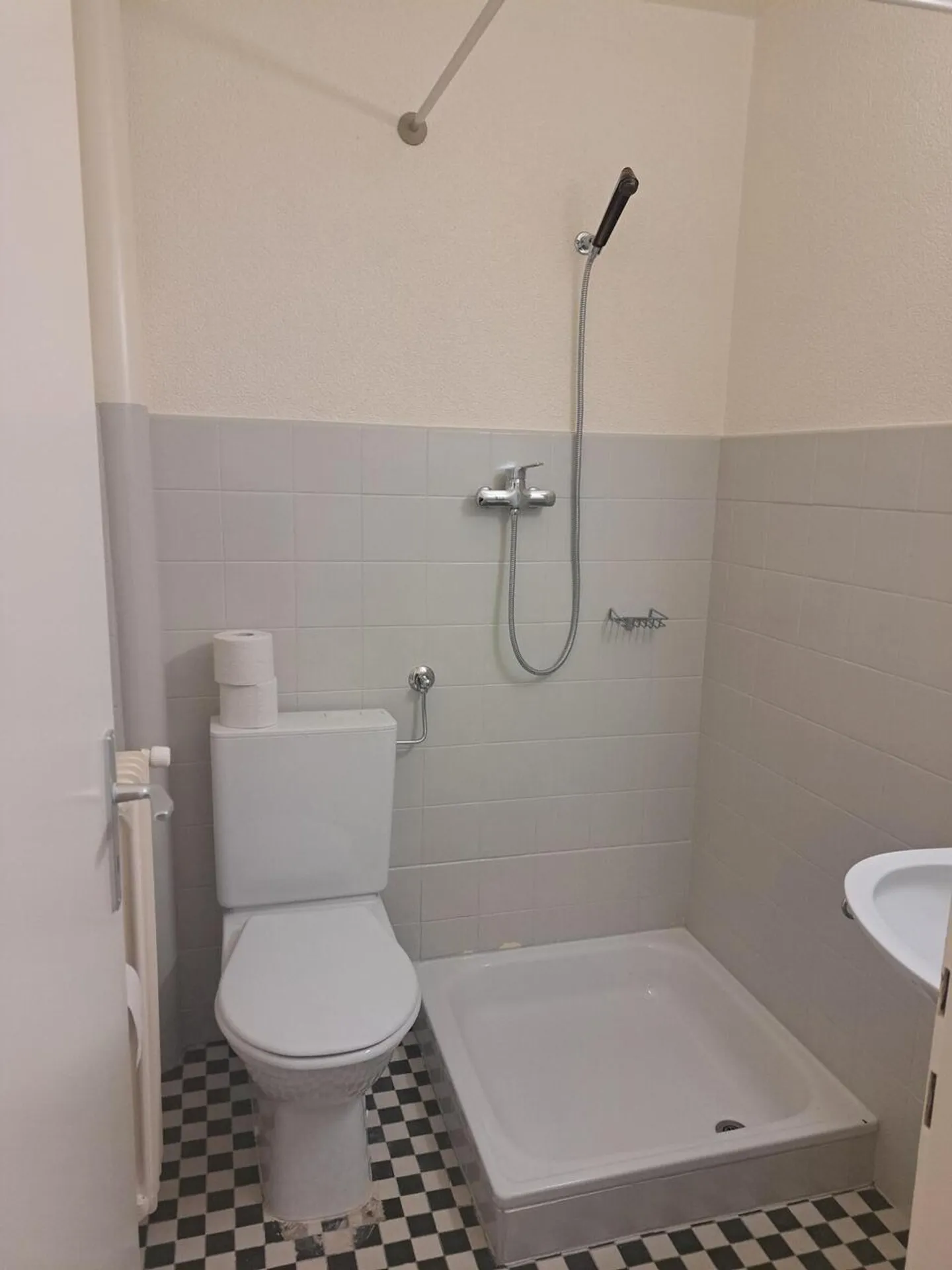 STUDIO de 20 m2 au 3ème étages avec ascenseur - Photo 5 sur 7