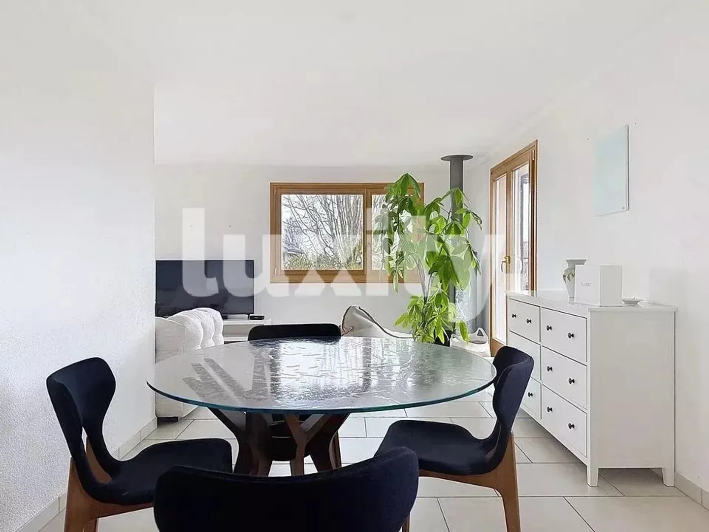 Elegant Villa with Lake Views - Photo 3 of 7