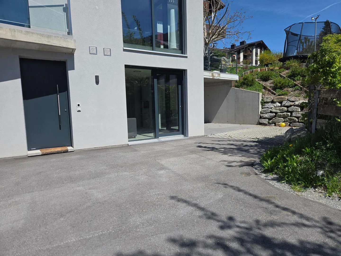 Modern 2.5-room new apartment in Sagogn with patio and parking space - Photo 8 of 9