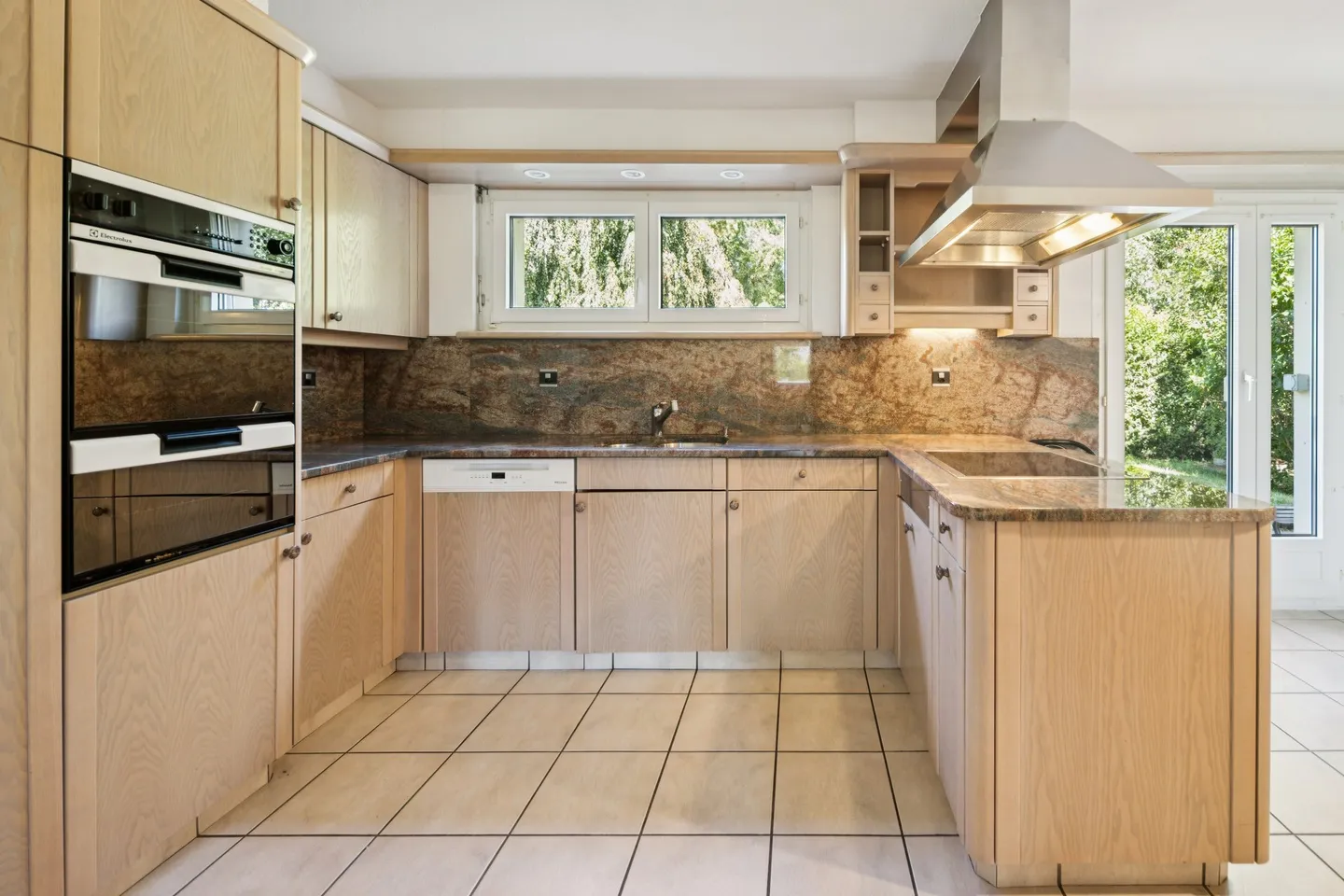 Maison avec 7,5 pièces sur 3 niveaux - Photo 2 sur 10