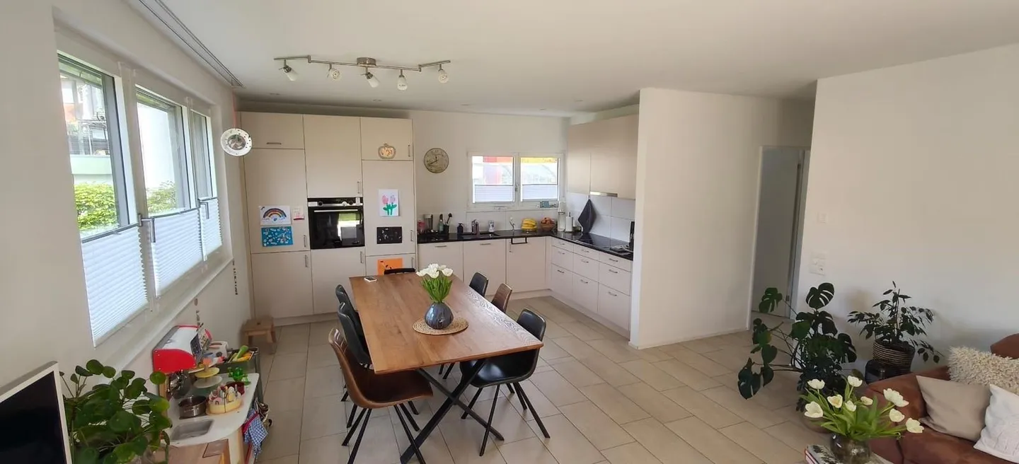 Appartement ensoleillé de 4,5 pièces au rez-de-chaussée - Photo 3 sur 12
