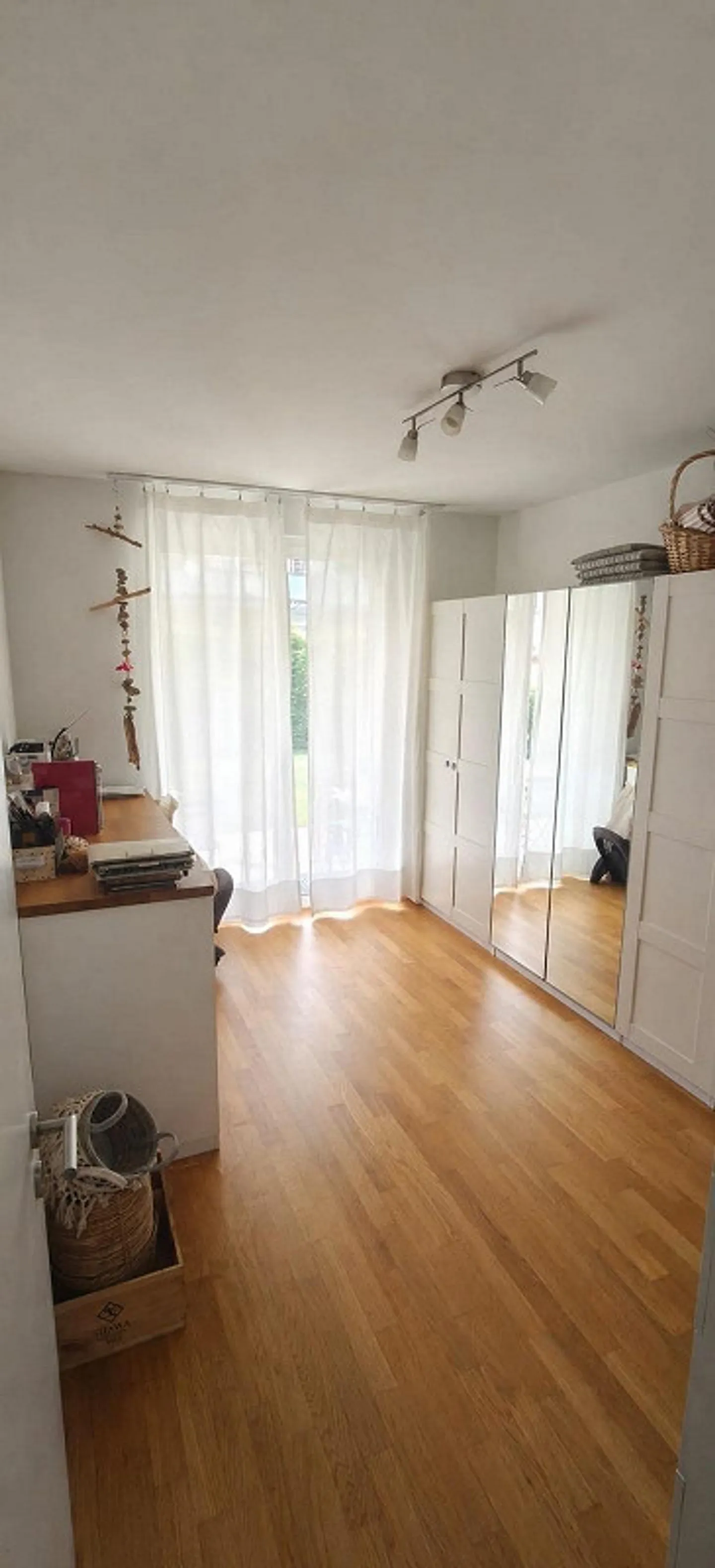 Appartement ensoleillé de 4,5 pièces au rez-de-chaussée - Photo 1 sur 12