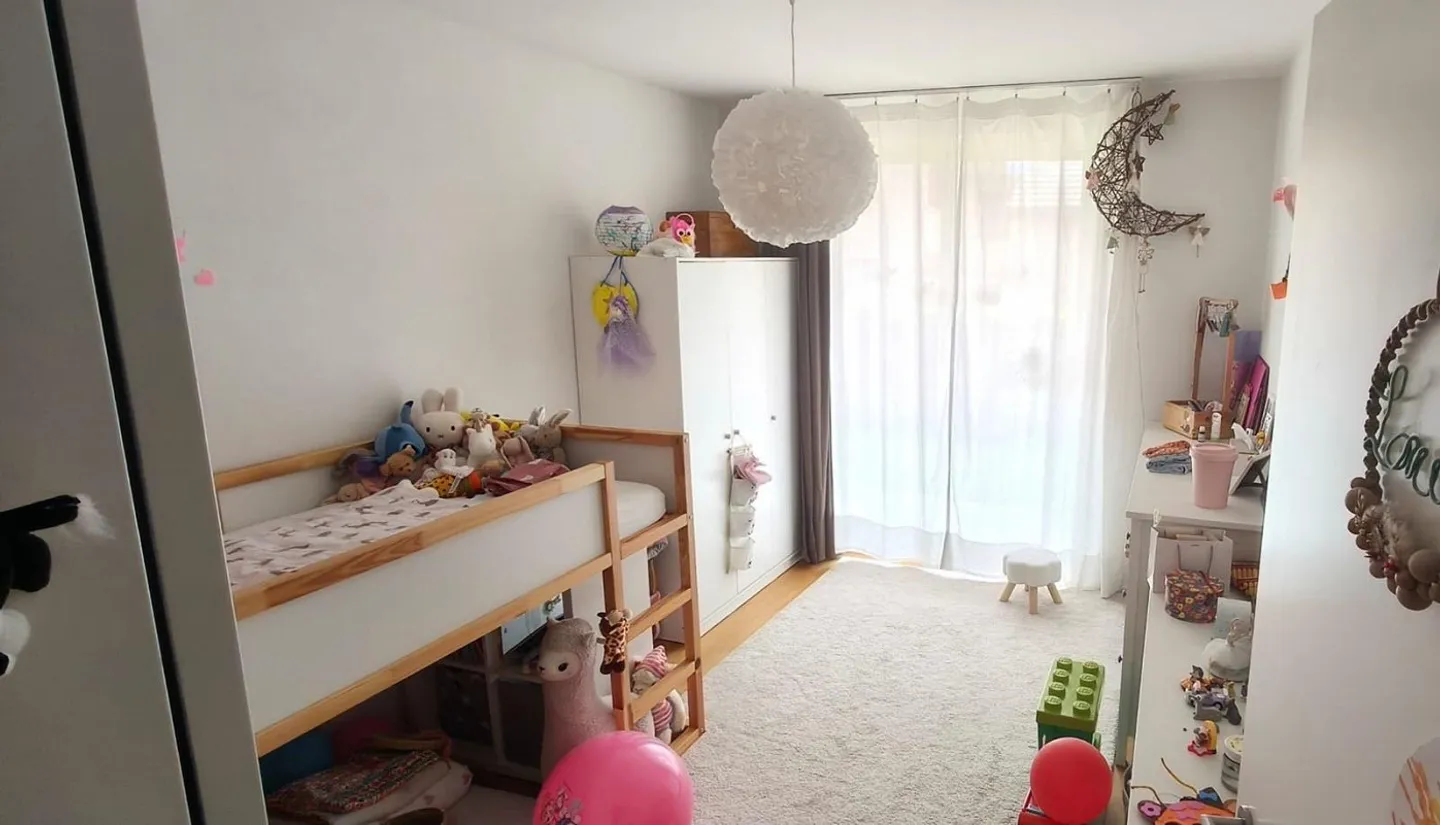 Appartement ensoleillé de 4,5 pièces au rez-de-chaussée - Photo 2 sur 12