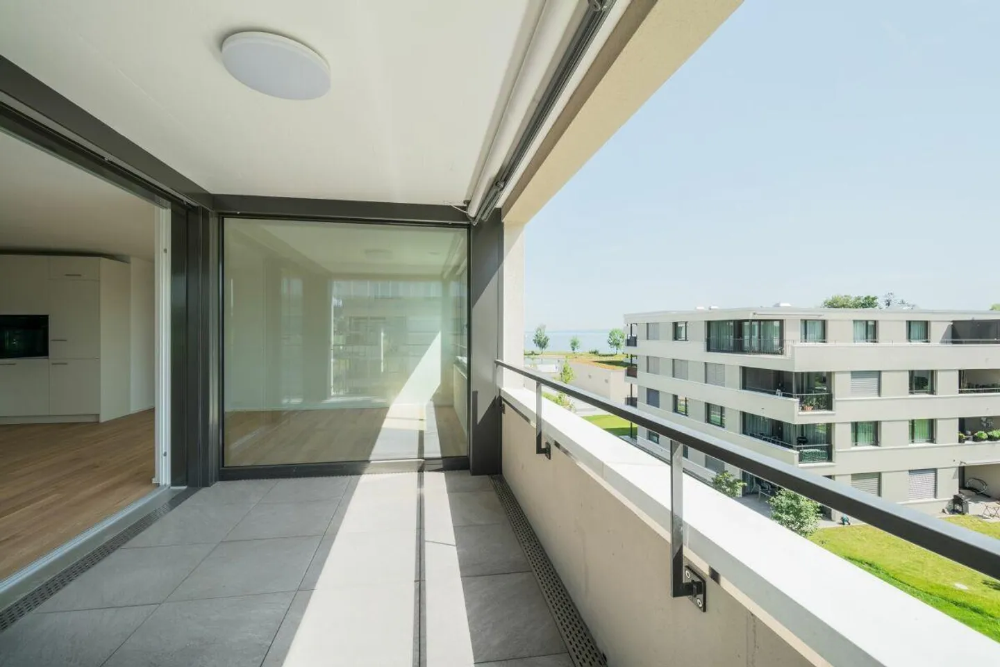 Moderno appartamento di 3,5 locali al lago - Foto 9 di 11