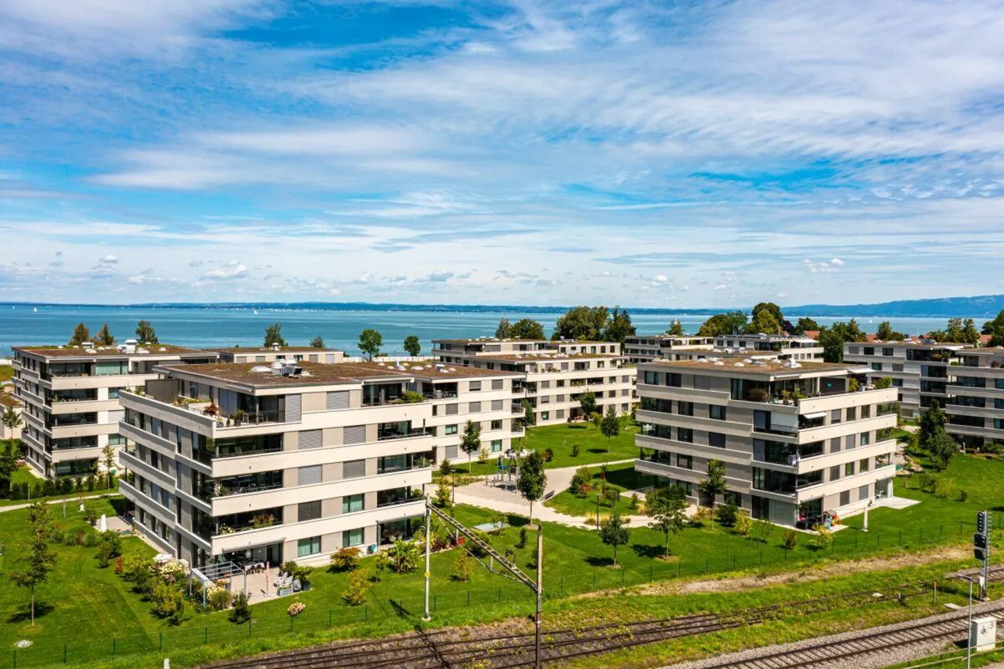 Moderno appartamento di 3,5 locali al lago - Foto 10 di 11