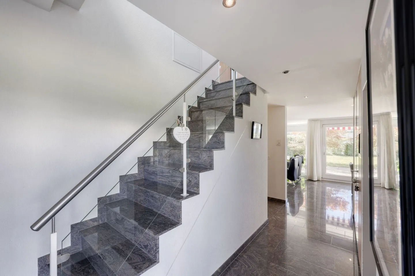 5.5-Room Semi-Detached House with Garden - a Home to Arrive and Feel Good - Photo 4 of 6