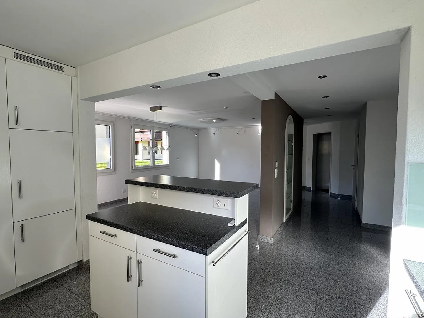 Beautiful sunny 3.5 room garden apartment - Photo 4 of 26