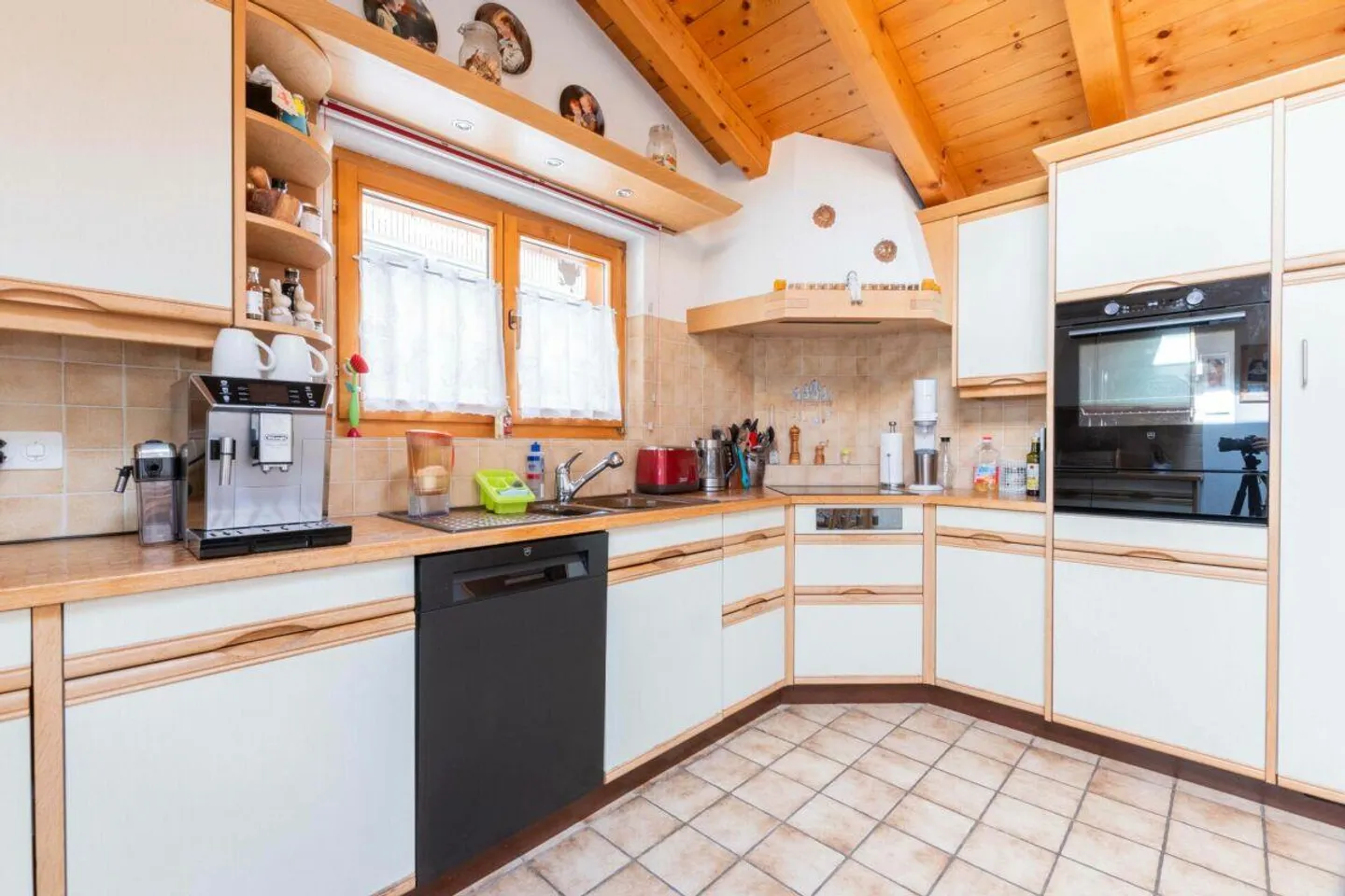 Spacious 5-Room Penthouse Apartment in Chalet Granit - Photo 5 of 23