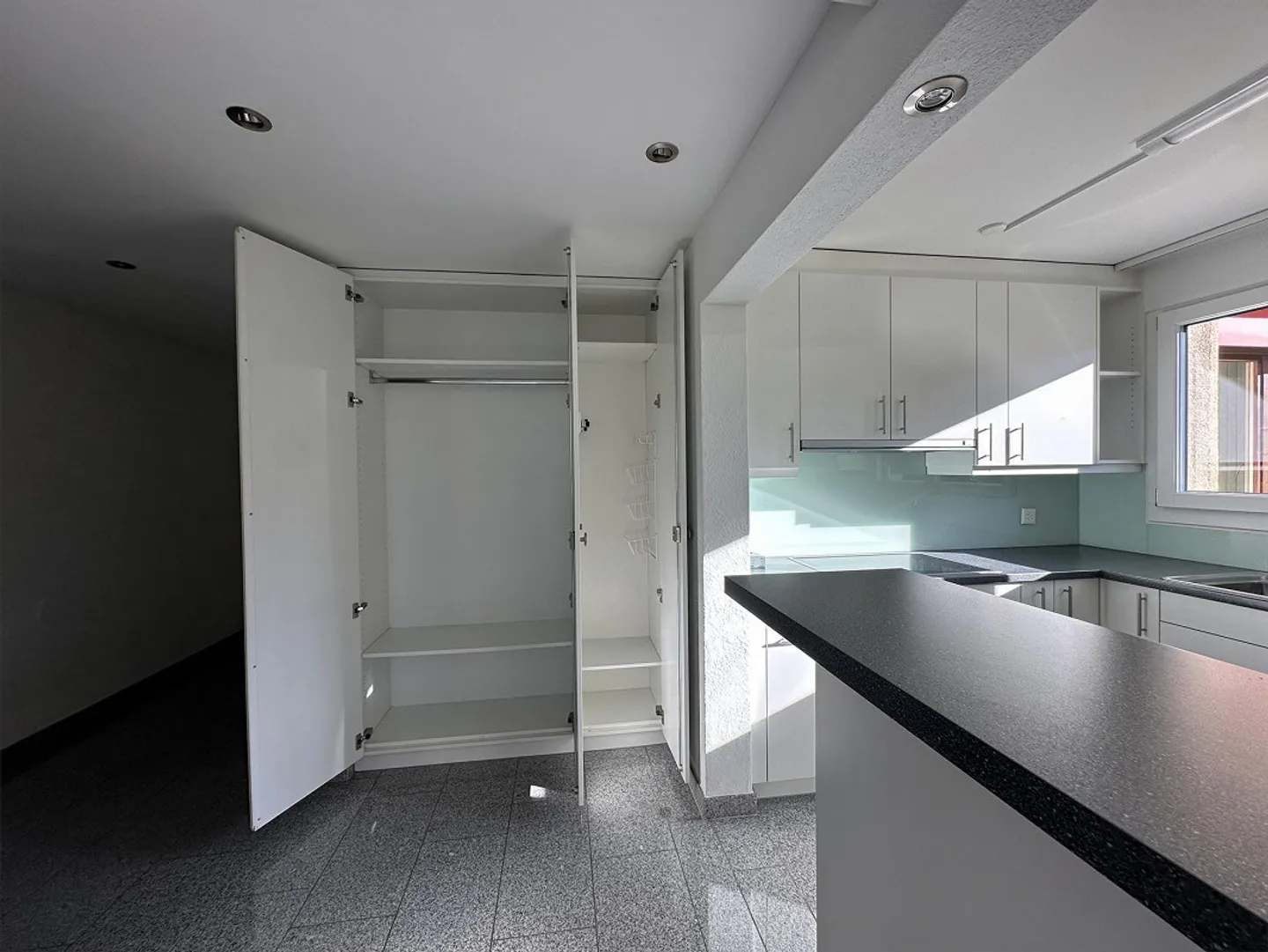 Beautiful sunny 3.5 room garden apartment - Photo 8 of 26