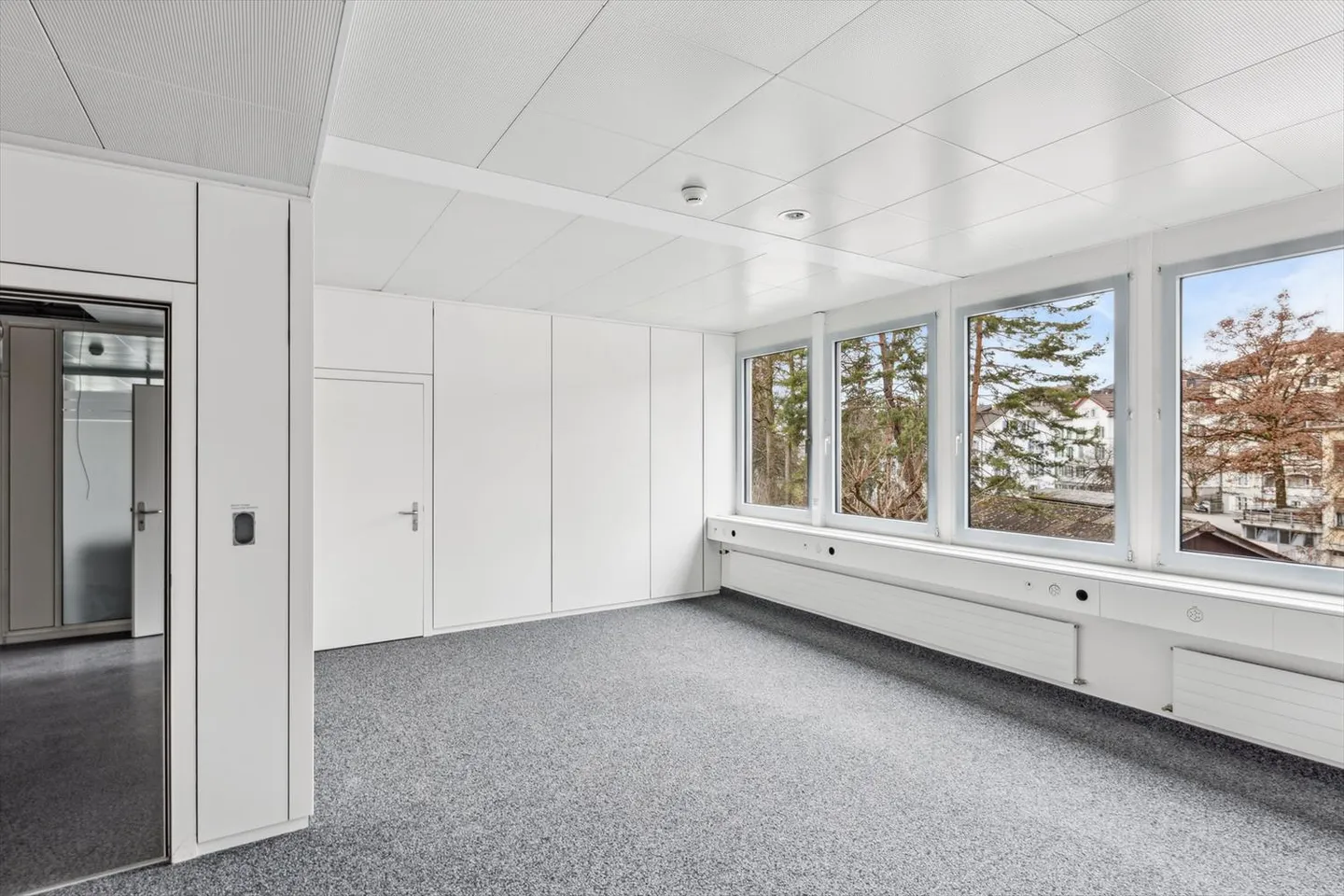 Office Space Near the Train Station - Photo 2 of 5