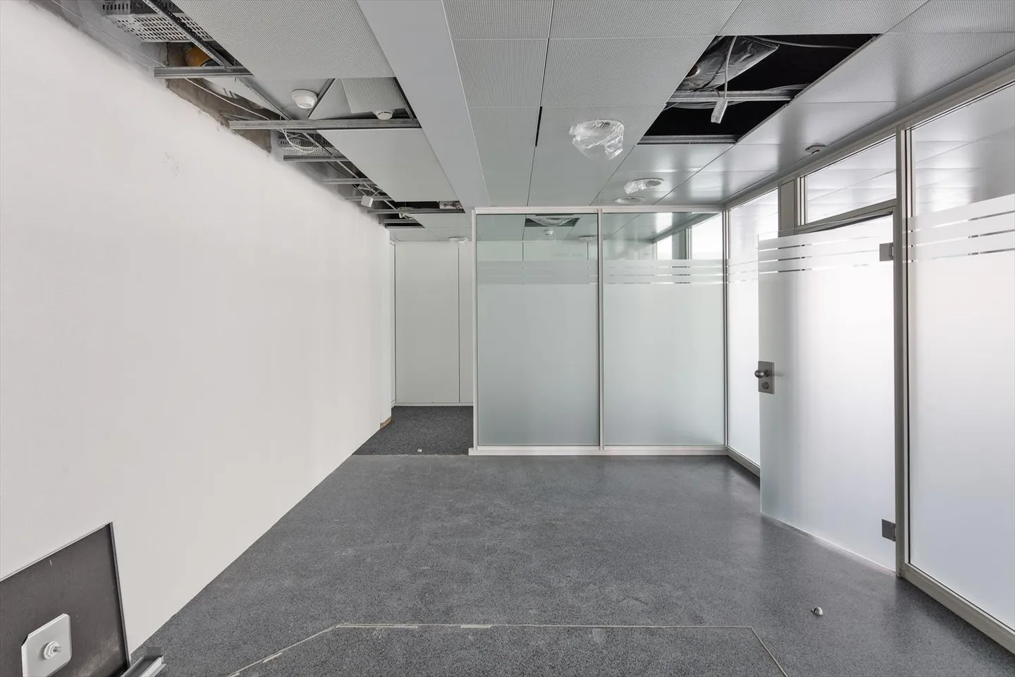 Office Space Near the Train Station - Photo 3 of 5