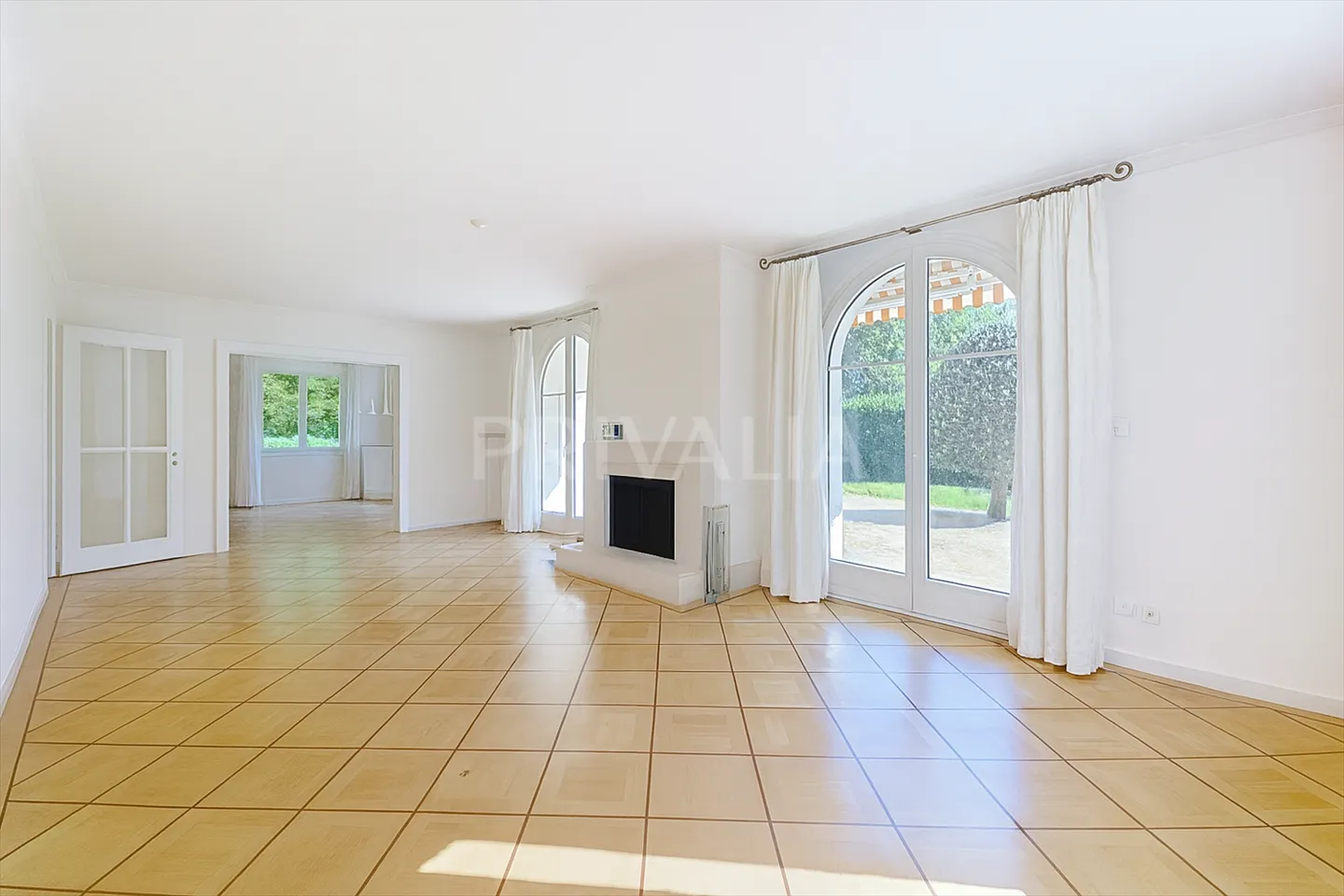 Charming individual villa with pool in a quiet and green environment - Photo 2 of 13