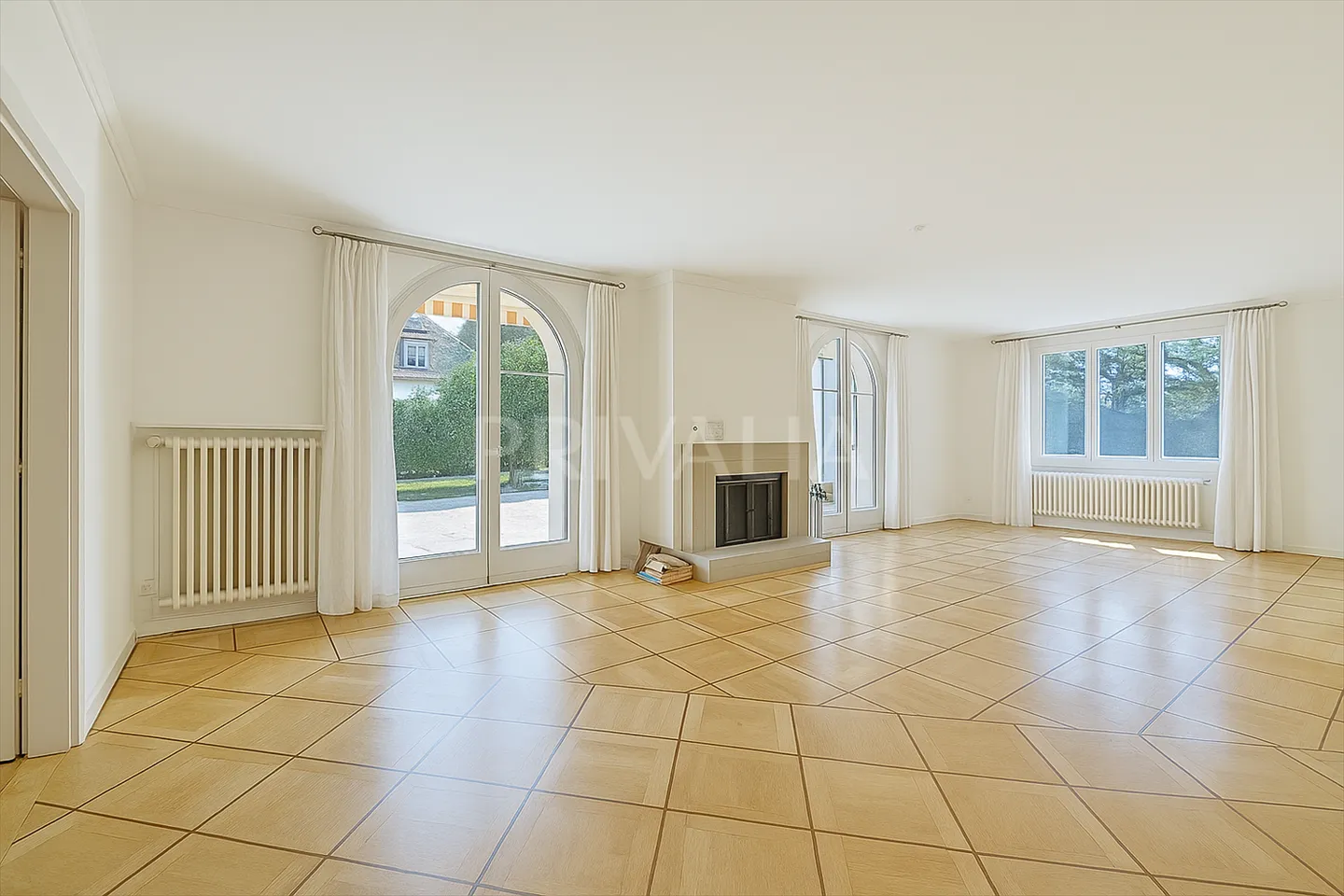 Charming individual villa with pool in a quiet and green environment - Photo 3 of 13