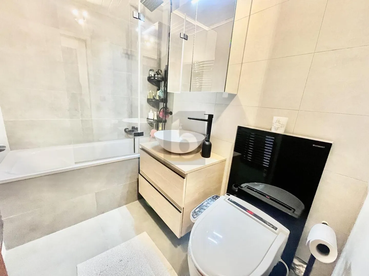 HELL UND GERÄUMIG MIT GROSSER BALKON - Foto 5 von 6