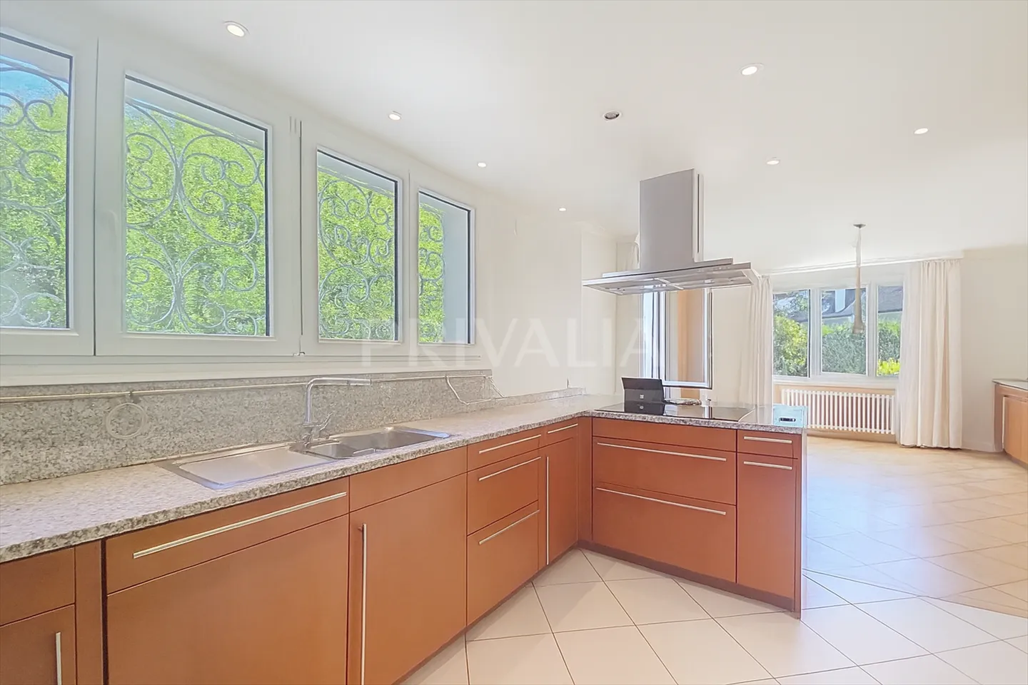 Charming individual villa with pool in a quiet and green environment - Photo 7 of 13