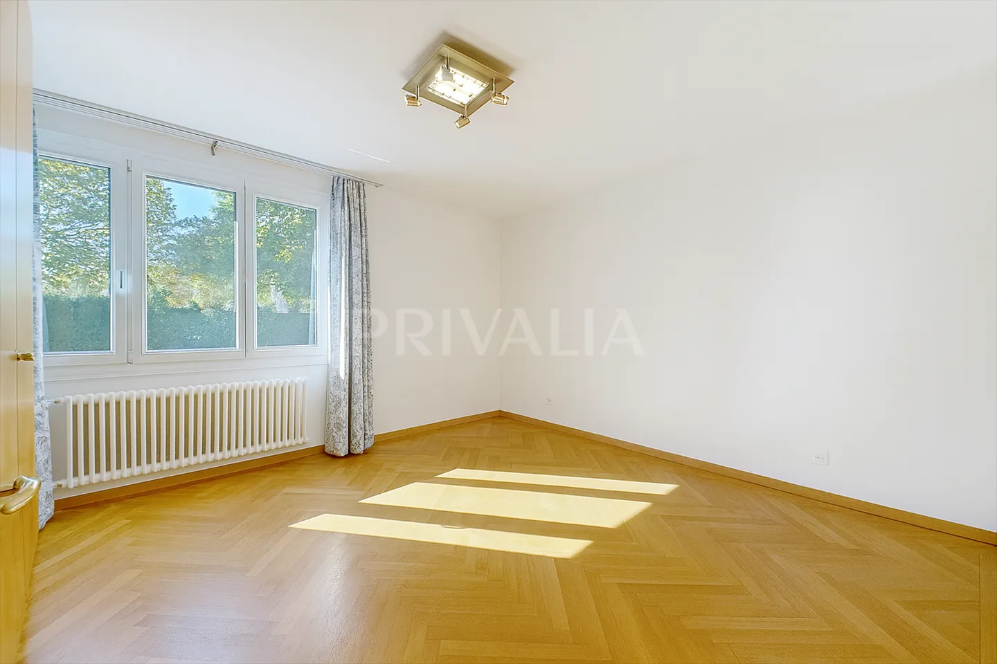 Charming individual villa with pool in a quiet and green environment - Photo 8 of 13