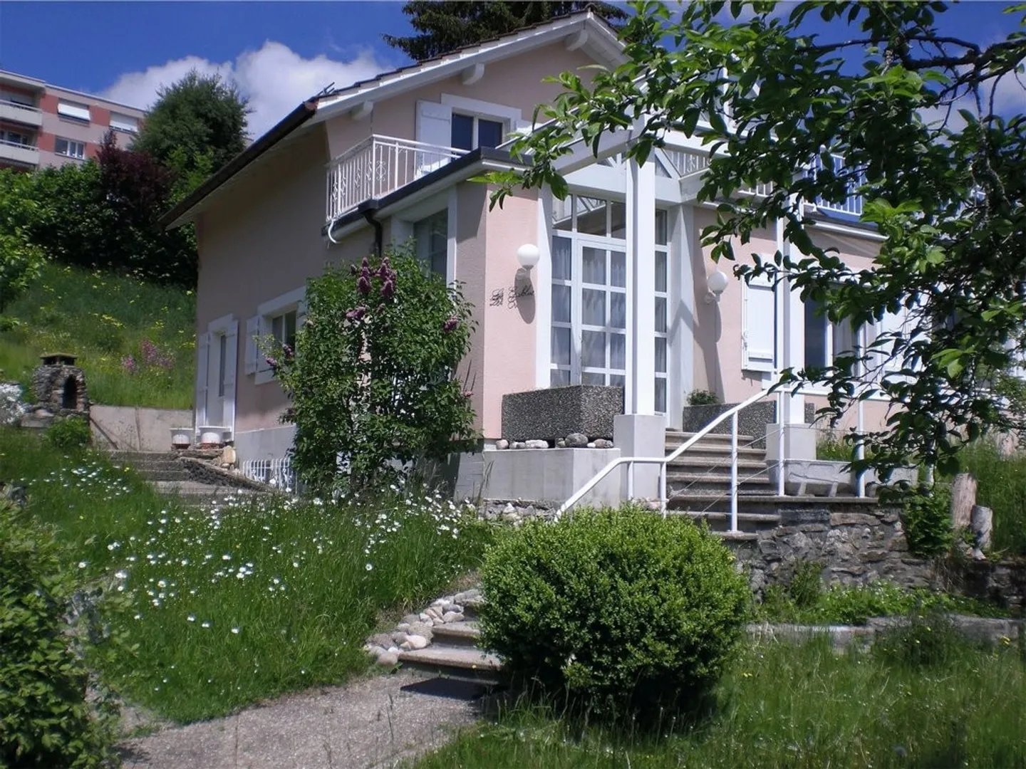 Magnificent individual villa with garden - Photo 1 of 6