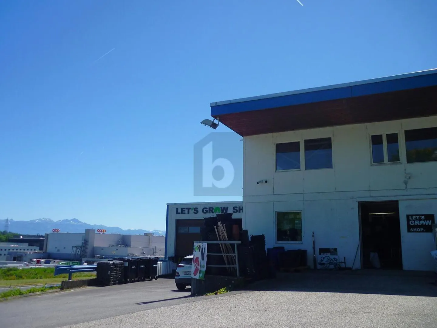 LARGE SURFACES WITH DELIVERY DOCK! - Photo 3 of 6