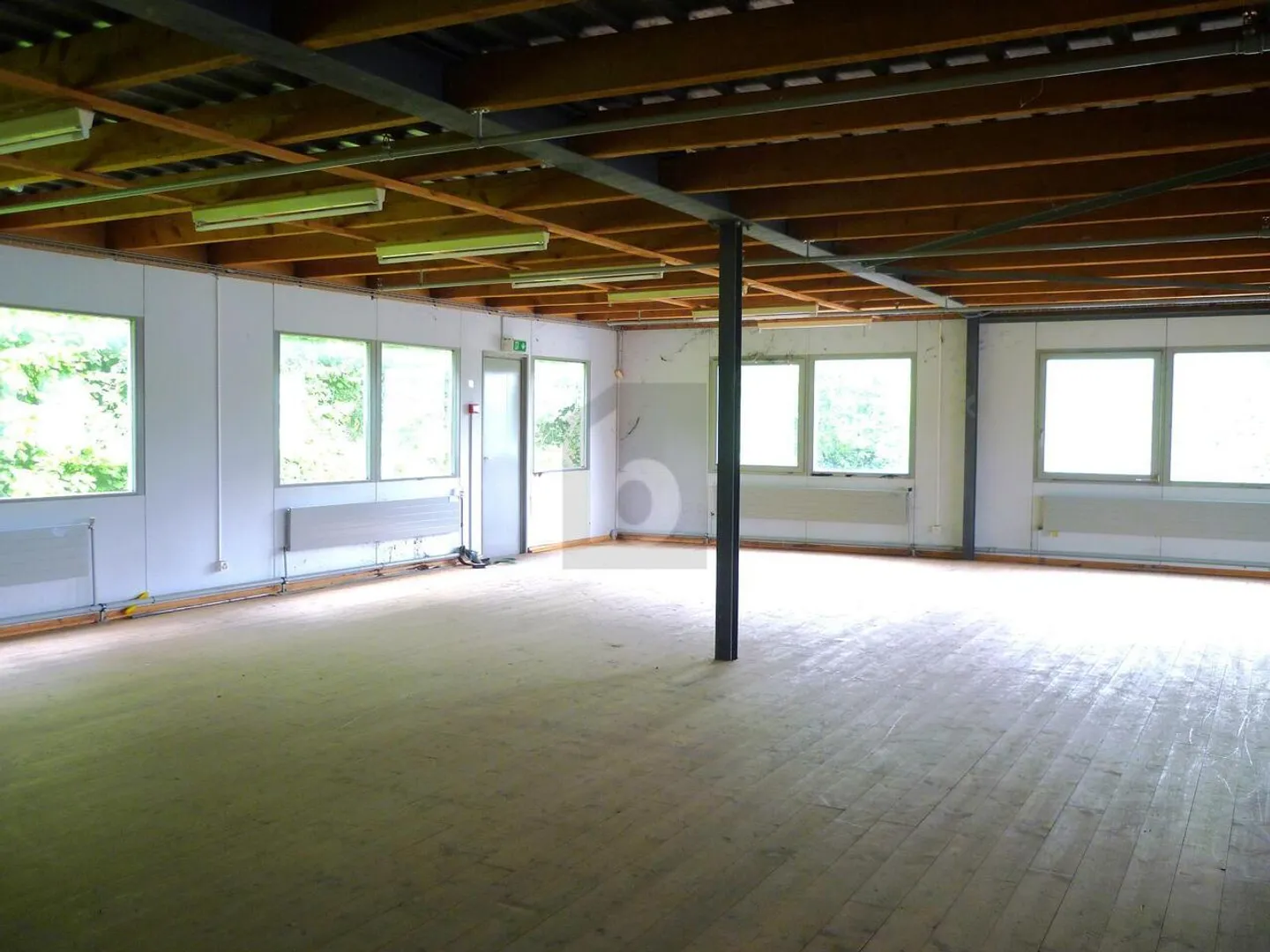 LARGE SURFACES WITH DELIVERY DOCK! - Photo 4 of 6