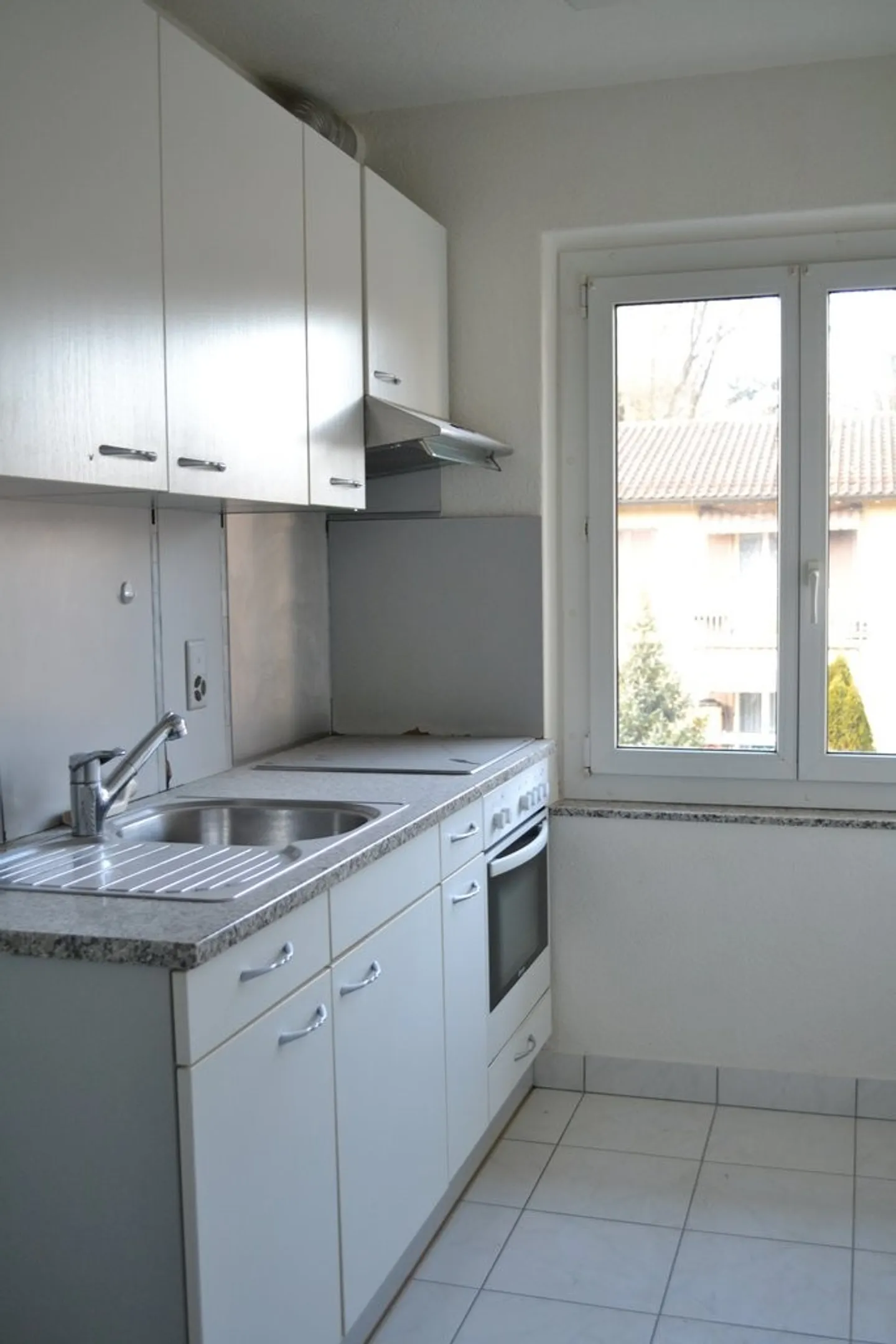Appartement lumineux et beau à Zürich-Schwamendingen, limité jusqu'au 30.09.27 - Photo 2 sur 4
