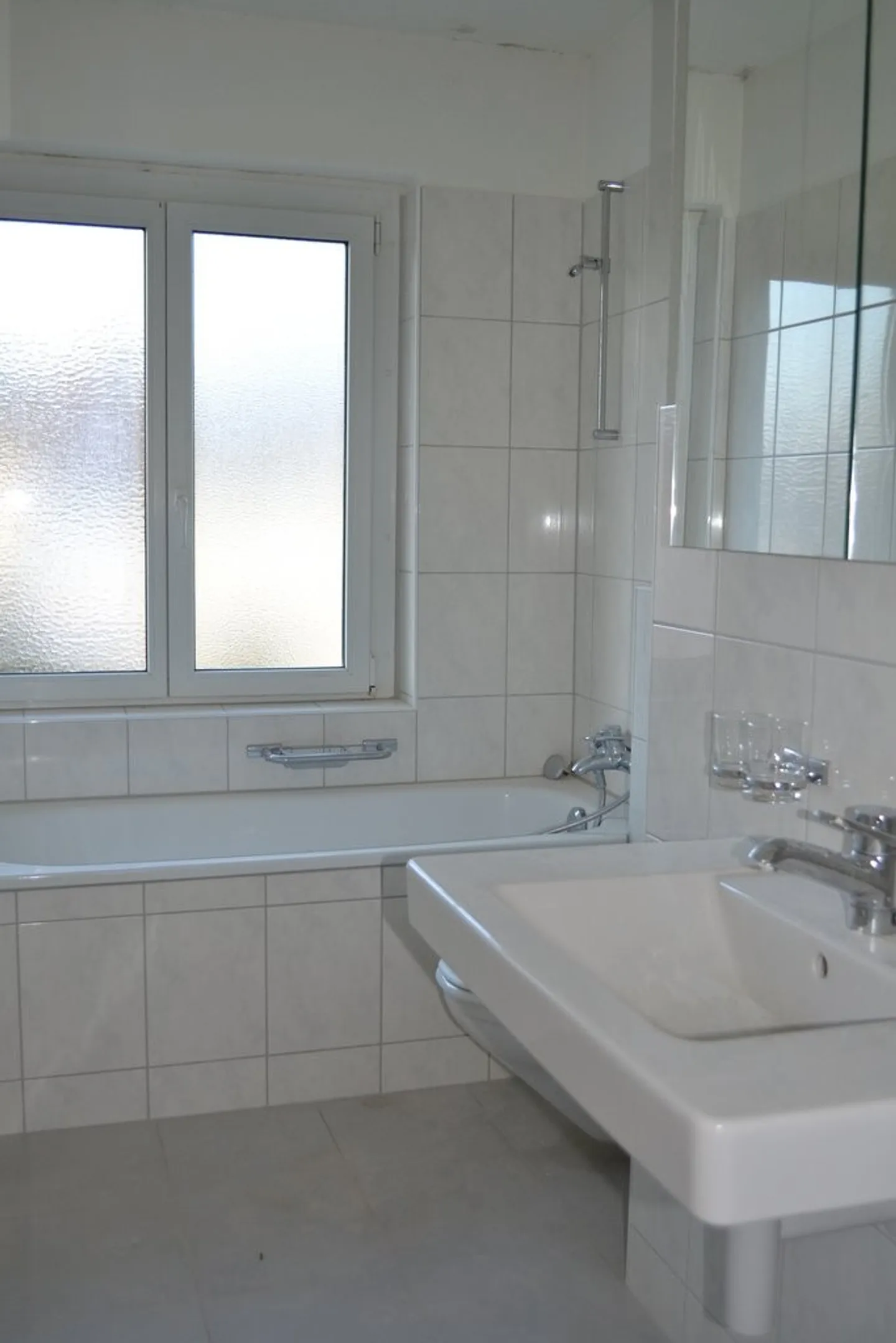 Appartement lumineux et beau à Zürich-Schwamendingen, limité jusqu'au 30.09.27 - Photo 3 sur 4