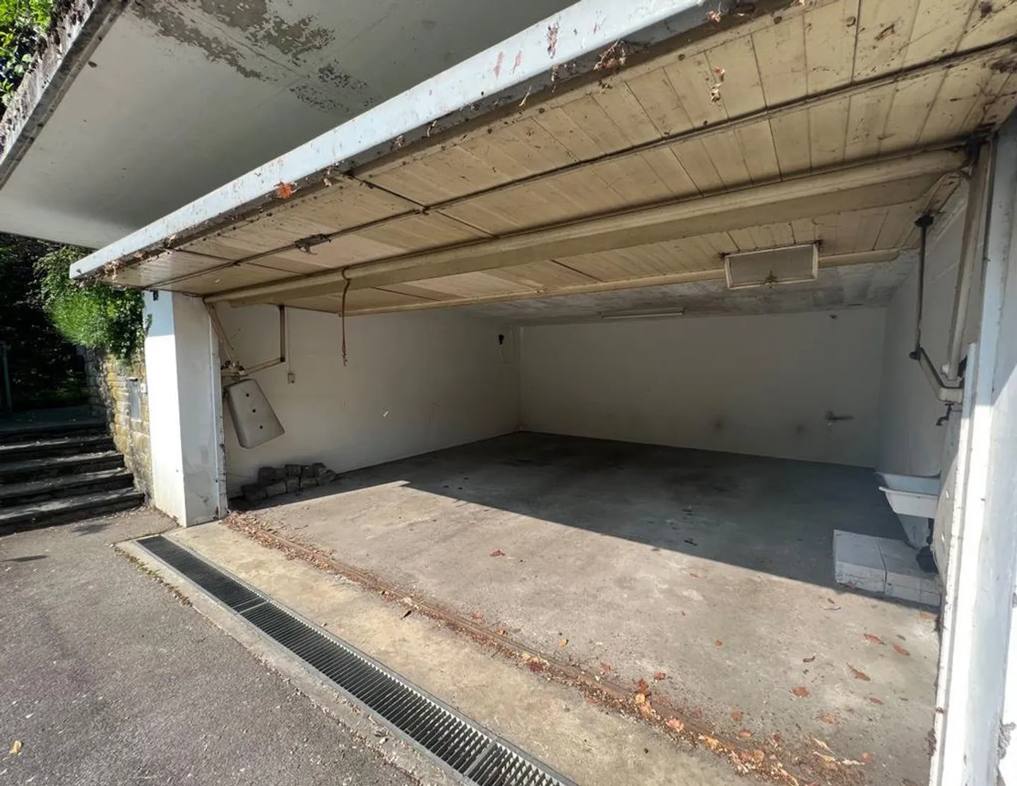 Geräumige Garage mit Strom - Foto 3 von 4