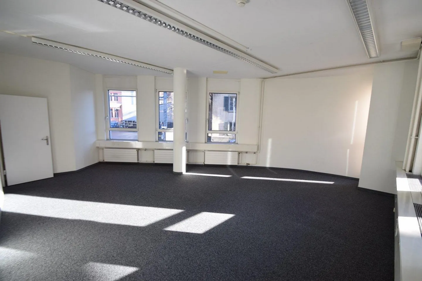 Uffici e spazi di stoccaggio situati in posizione ottimale con un'eccellente accessibilità... - Foto 3 di 13