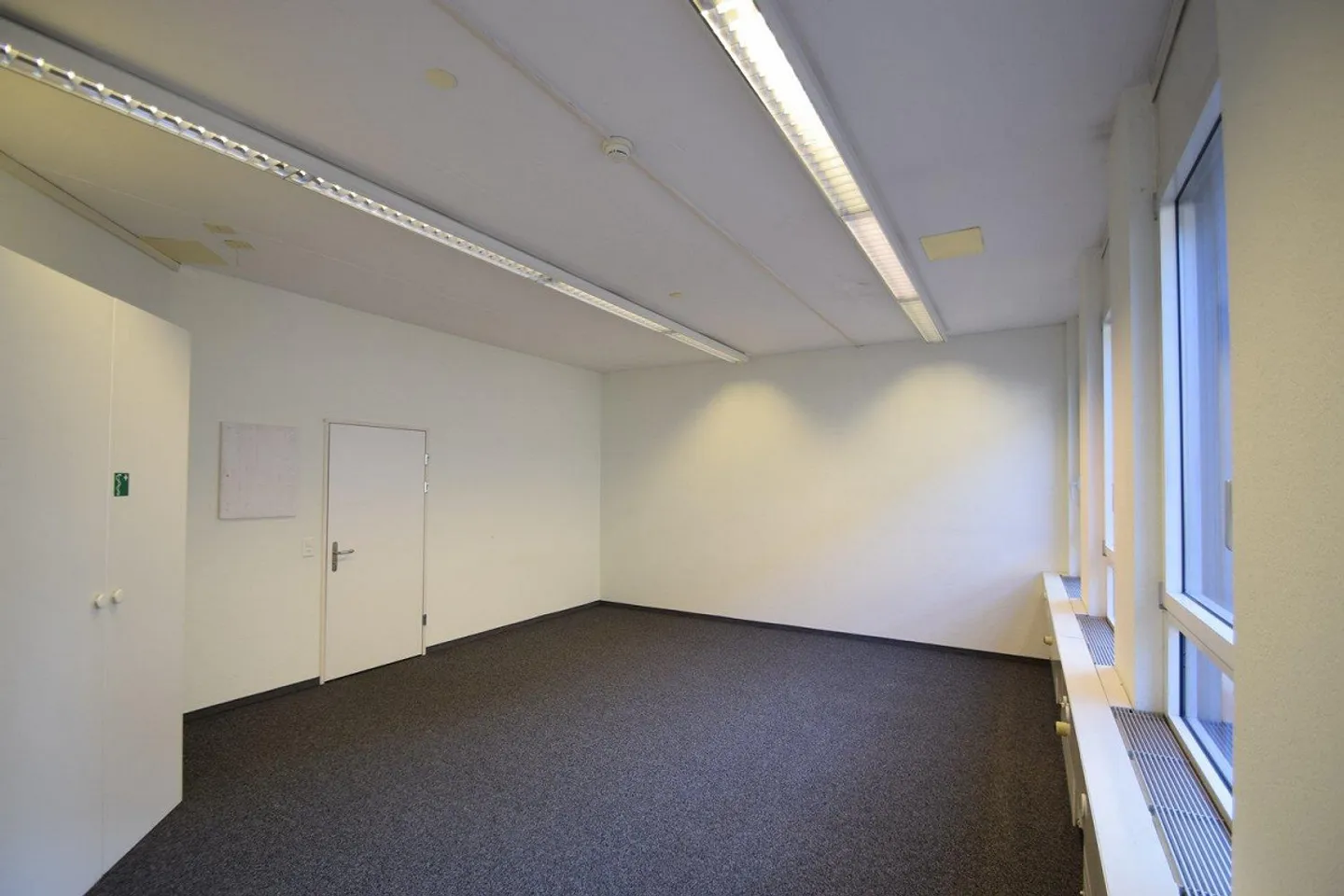 Uffici e spazi di stoccaggio situati in posizione ottimale con un'eccellente accessibilità... - Foto 4 di 13