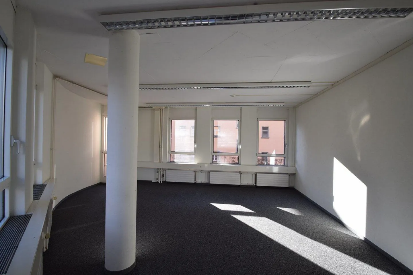 Uffici e spazi di stoccaggio situati in posizione ottimale con un'eccellente accessibilità... - Foto 8 di 13