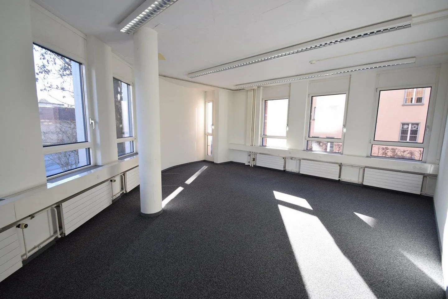 Uffici e spazi di stoccaggio situati in posizione ottimale con un'eccellente accessibilità... - Foto 2 di 13