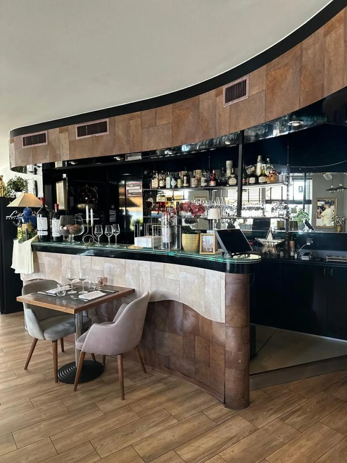 RISTORANTE CON FORTE ATTIVITÀ IN VENDITA - Foto 1 di 4