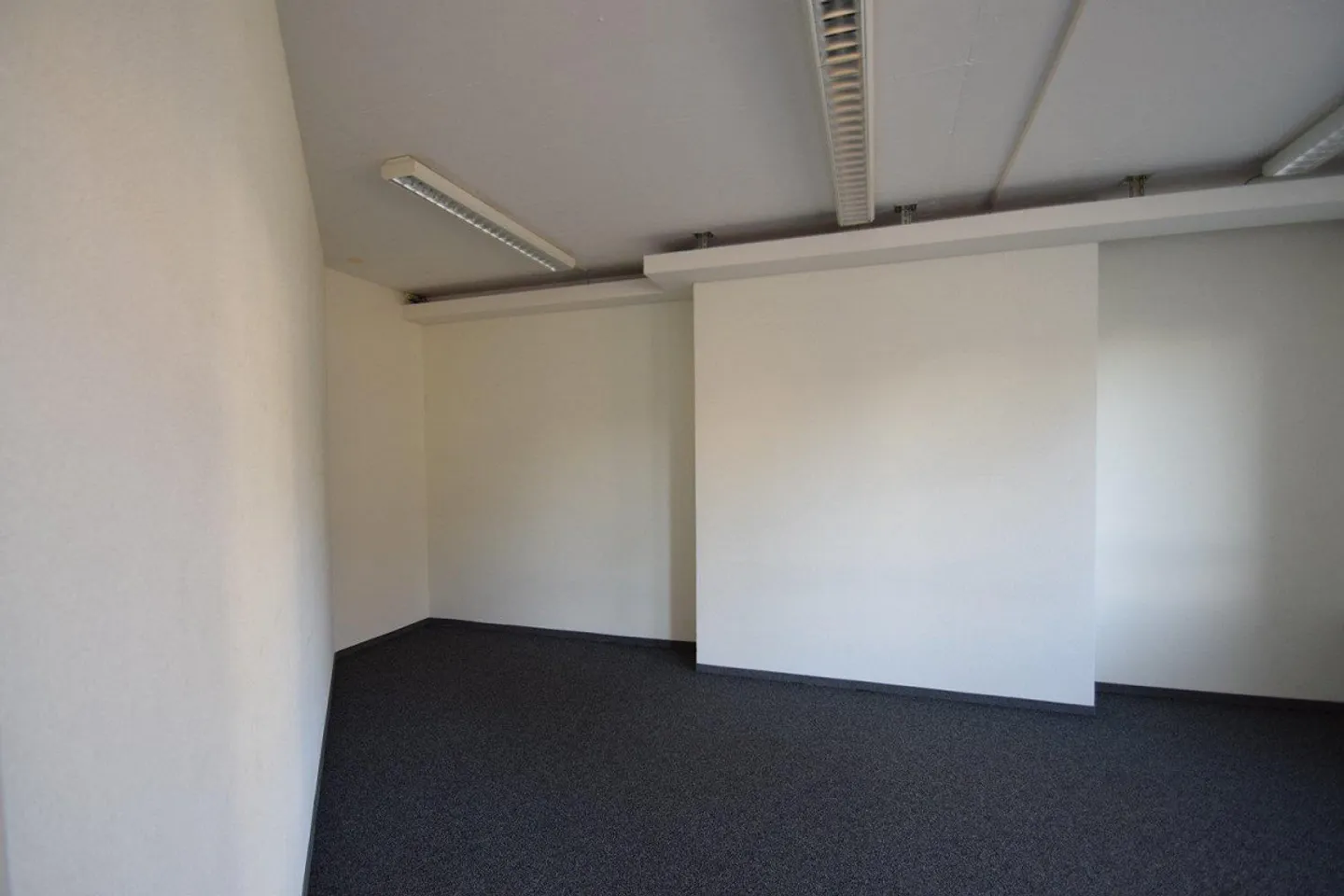 Uffici e spazi di stoccaggio situati in posizione ottimale con un'eccellente accessibilità... - Foto 11 di 13