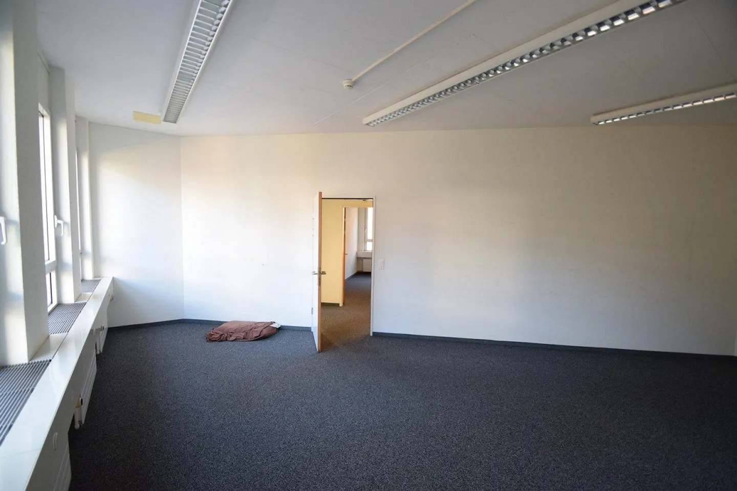 Uffici e spazi di stoccaggio situati in posizione ottimale con un'eccellente accessibilità... - Foto 13 di 13