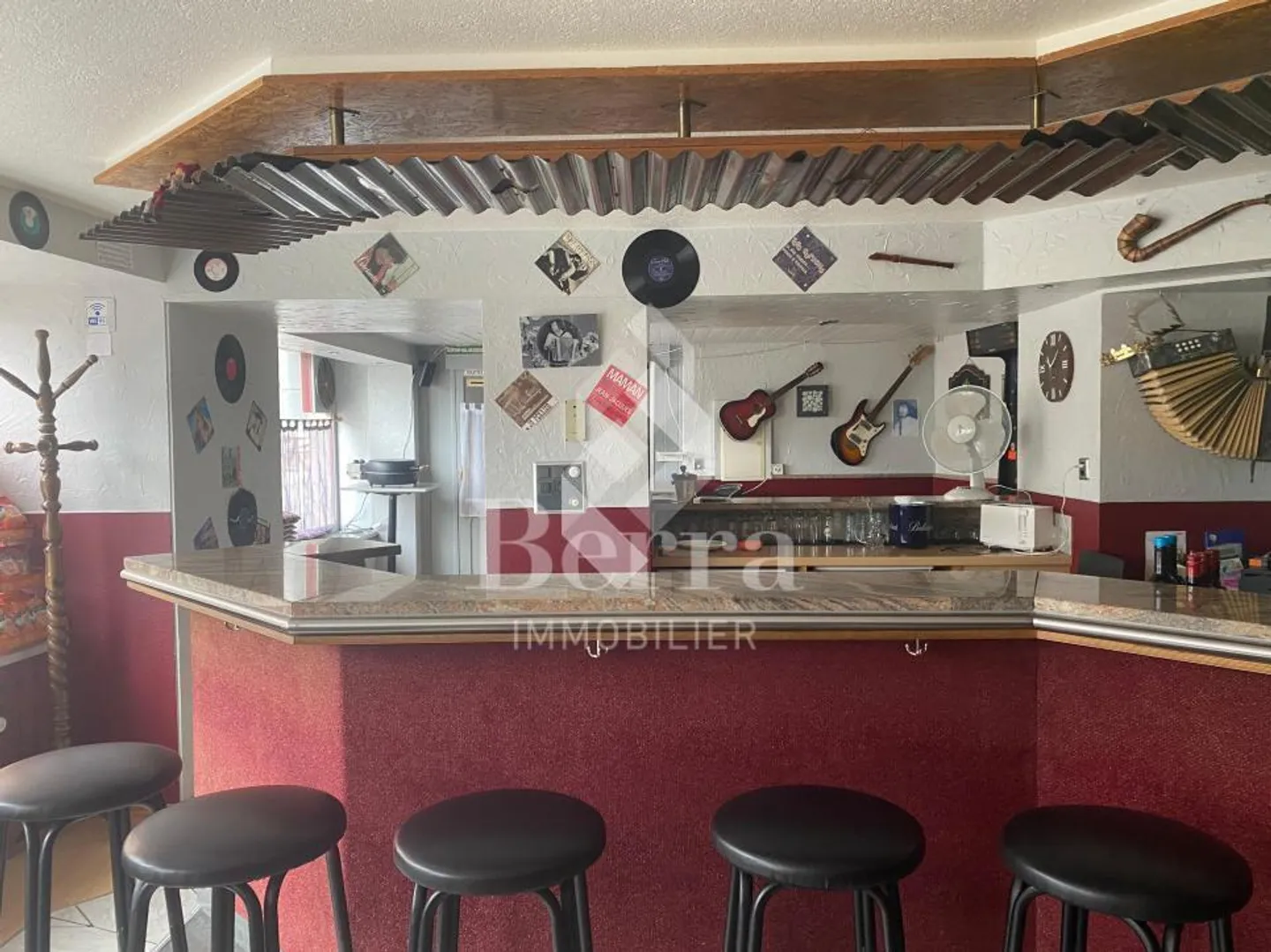 Bâtiment partagé avec café-bar et appartements - au cœur du vieux village de Saxon - Photo 2 sur 11