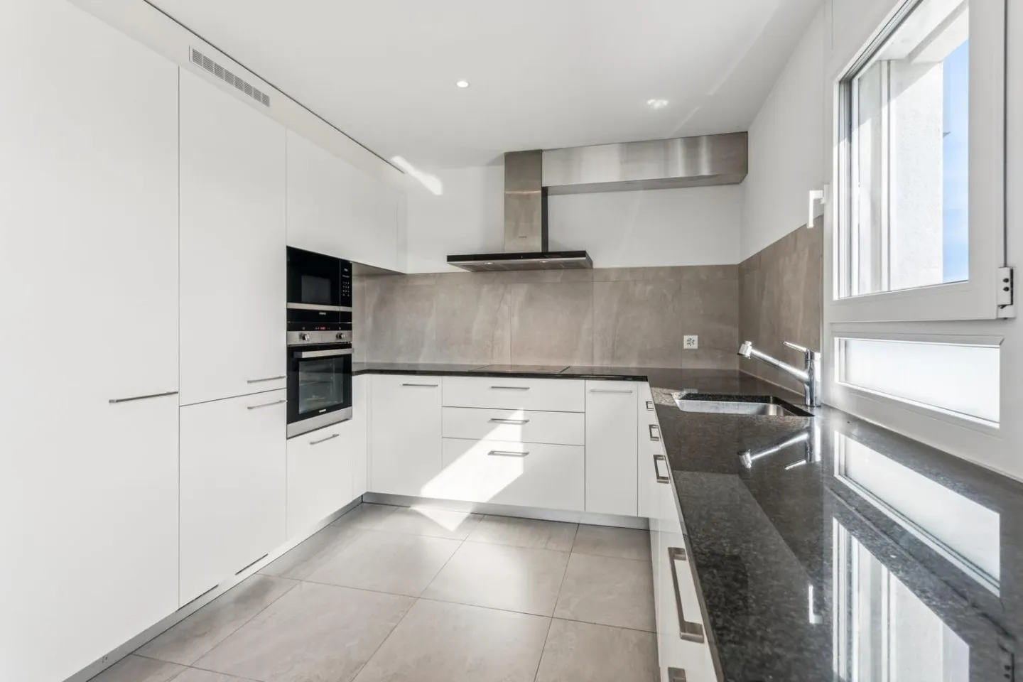 EXCLUSIVITY! Beautiful 4.5-room apartment in the heart of the village - Photo 4 of 10