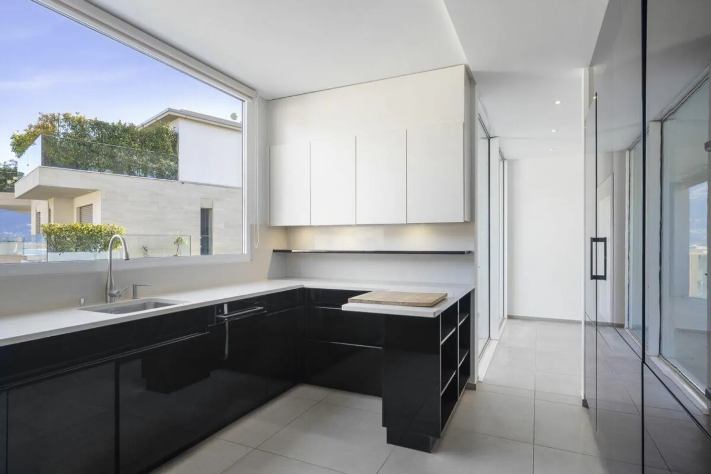 MINUSIO - Elegant Penthouse with Partial Lake View - Photo 4 of 30