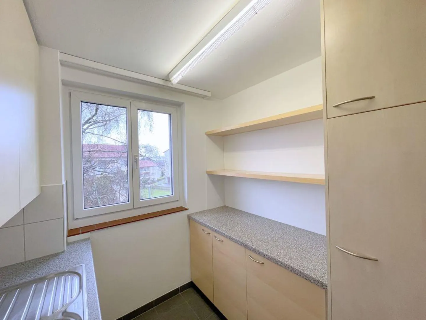 3-room apartment with large, sunny balcony - Photo 4 of 11