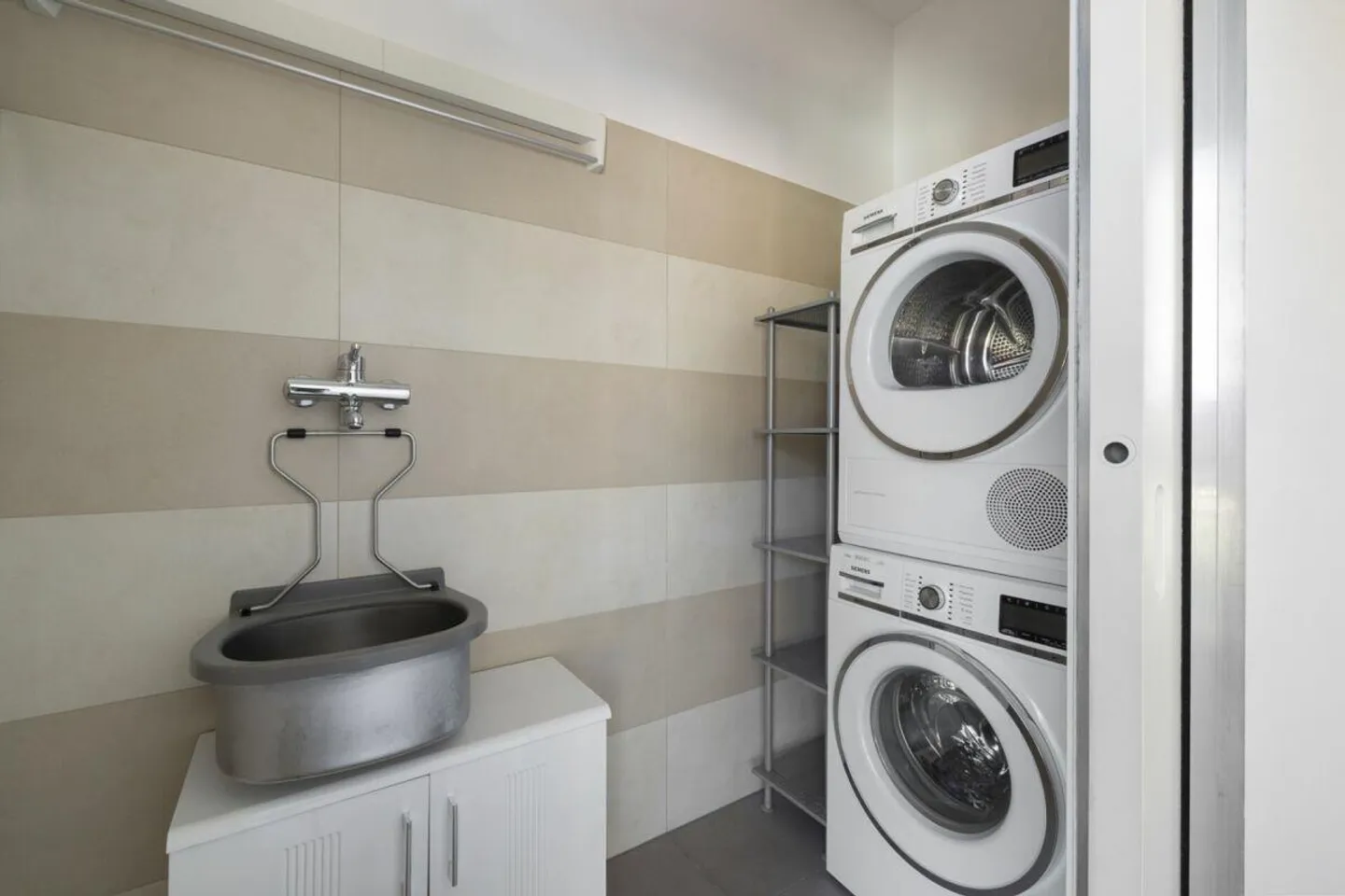 MINUSIO - Elegant Penthouse with Partial Lake View - Photo 17 of 30