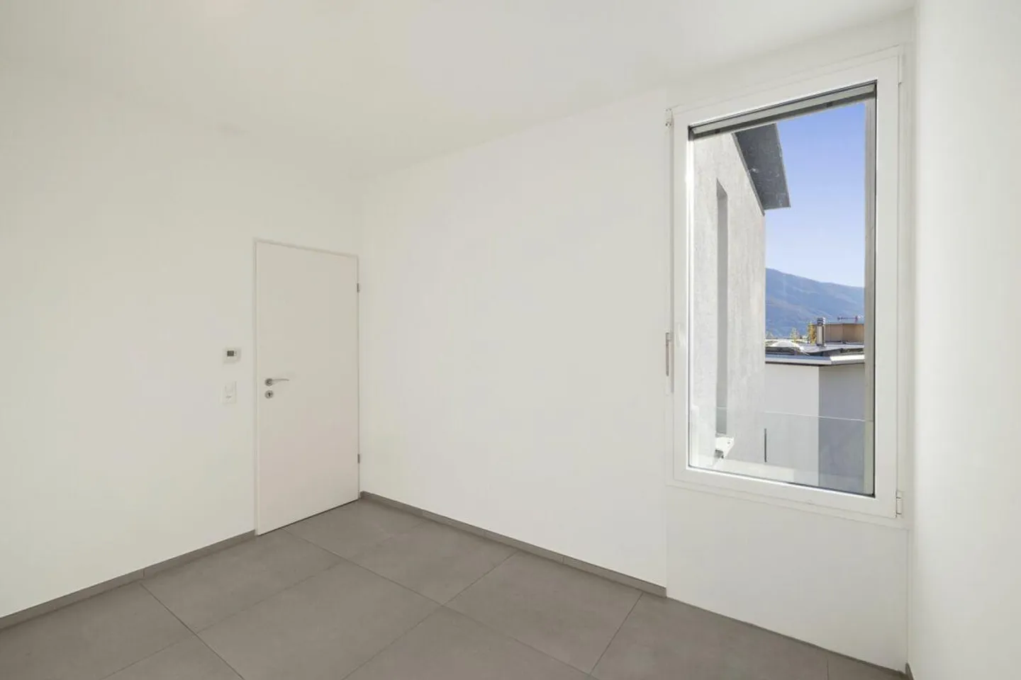 MINUSIO - Elegant Penthouse with Partial Lake View - Photo 24 of 30