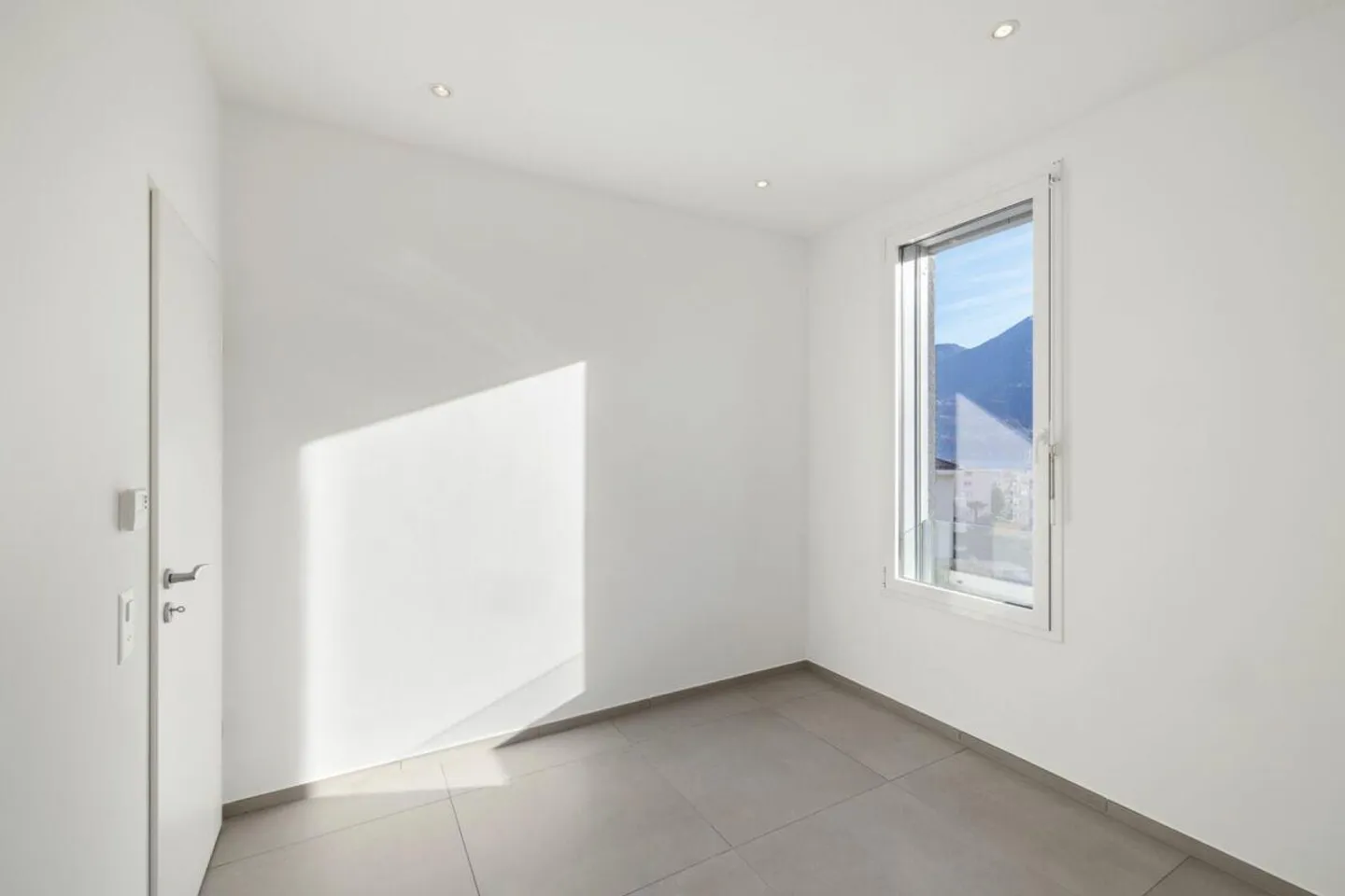 MINUSIO - Elegant Penthouse with Partial Lake View - Photo 26 of 30