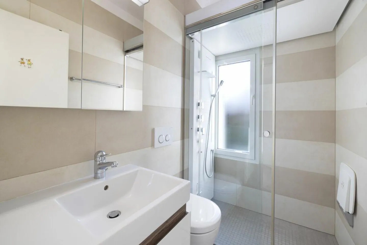 MINUSIO - Elegant Penthouse with Partial Lake View - Photo 25 of 30