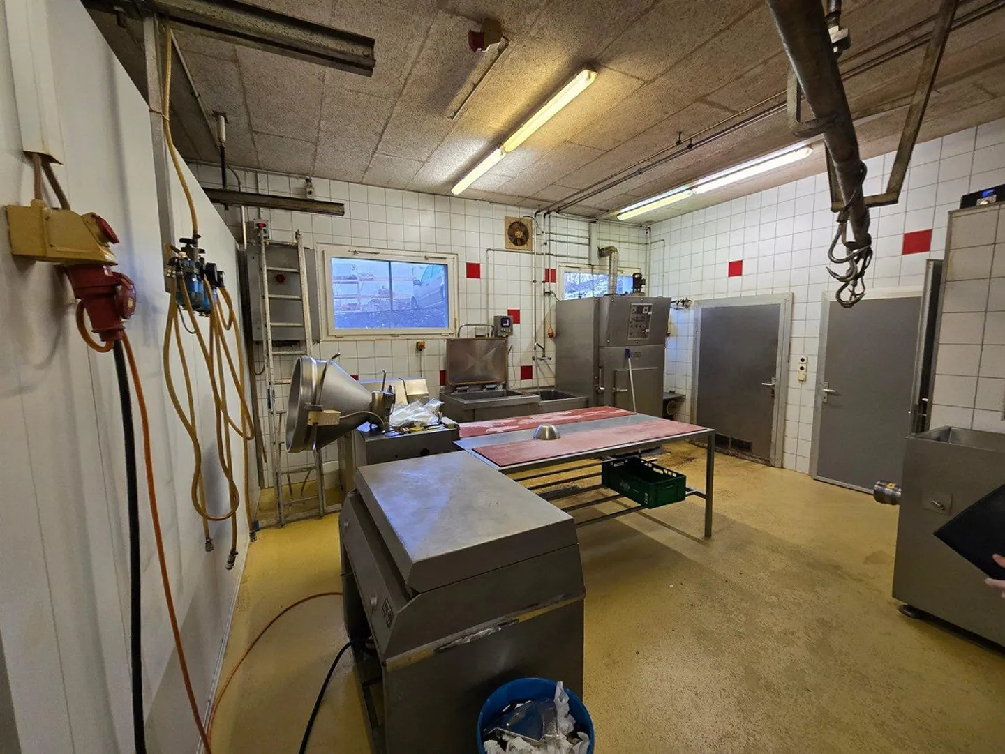 Boucherie entièrement équipée avec espace de vente et espace de stockage - Photo 1 sur 6