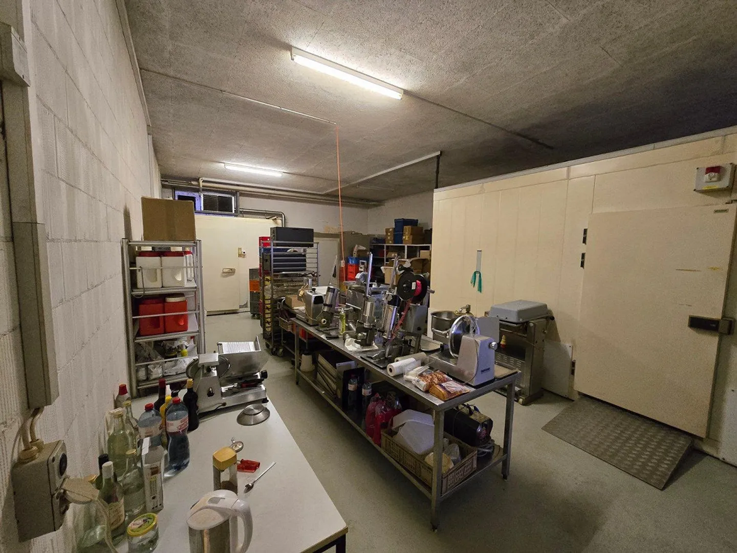 Boucherie entièrement équipée avec espace de vente et espace de stockage - Photo 2 sur 6