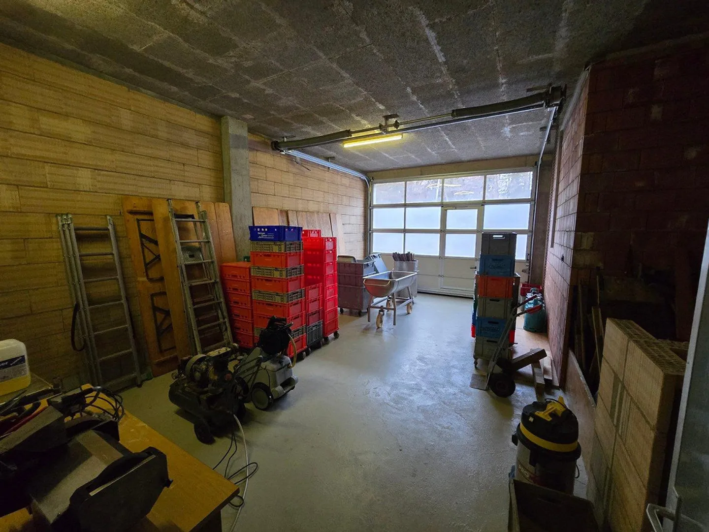 Boucherie entièrement équipée avec espace de vente et espace de stockage - Photo 4 sur 6